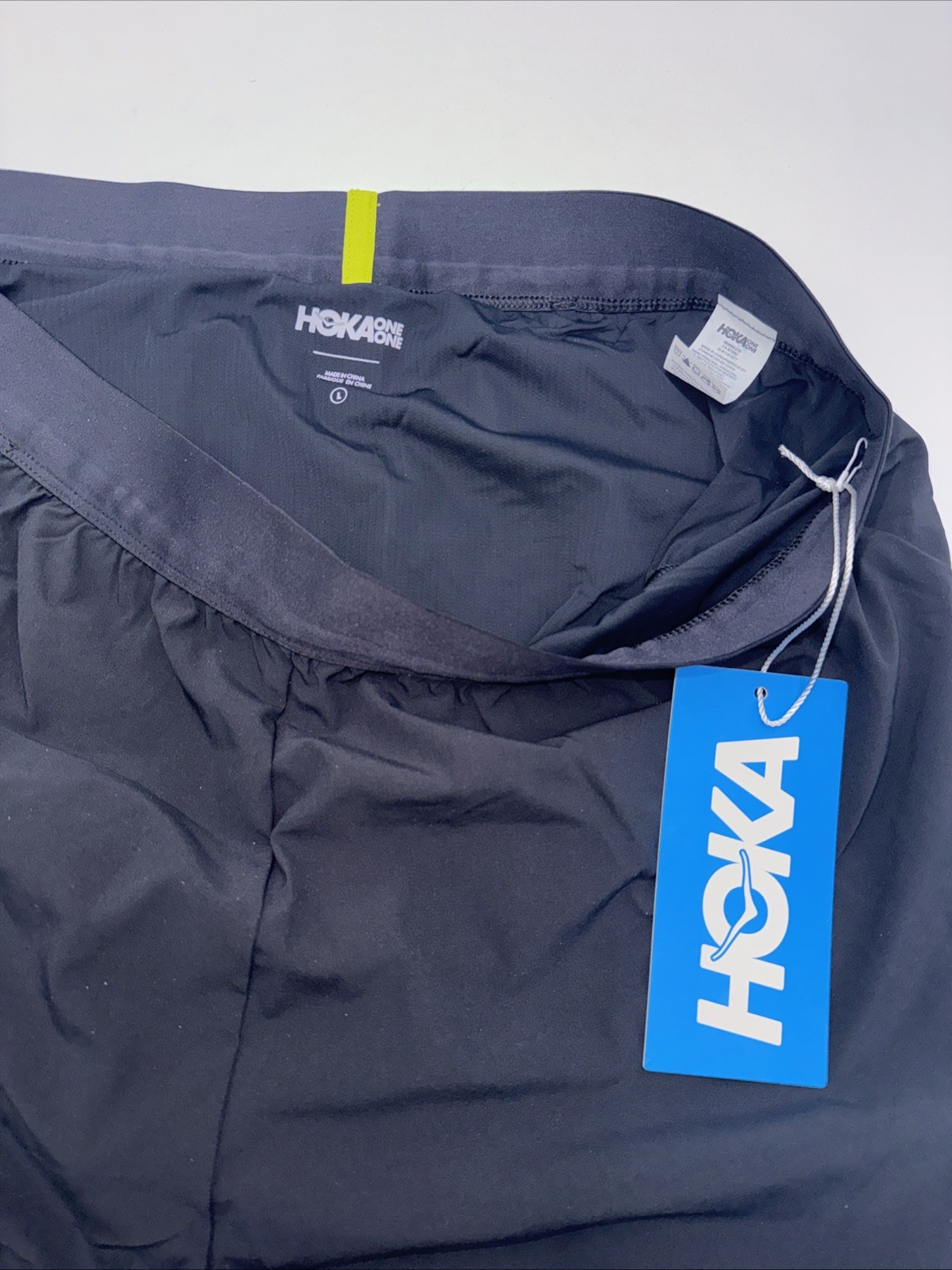 $68 HOKA Men’s Glide Short with Brief 5″ – 1151077 -Black – Large -New With Tag