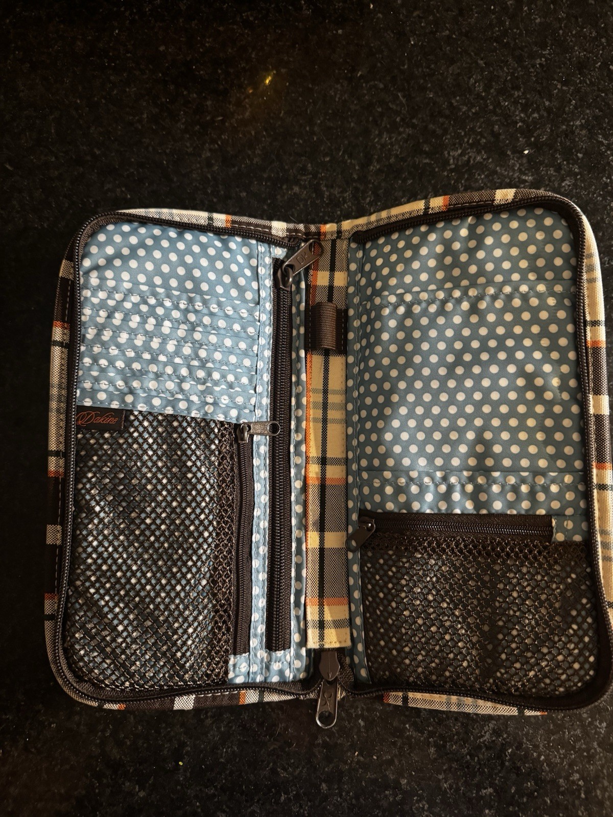 Dakine Brand Large Wallet Zippered Plaid Multiple Pockets Zippered Pouches