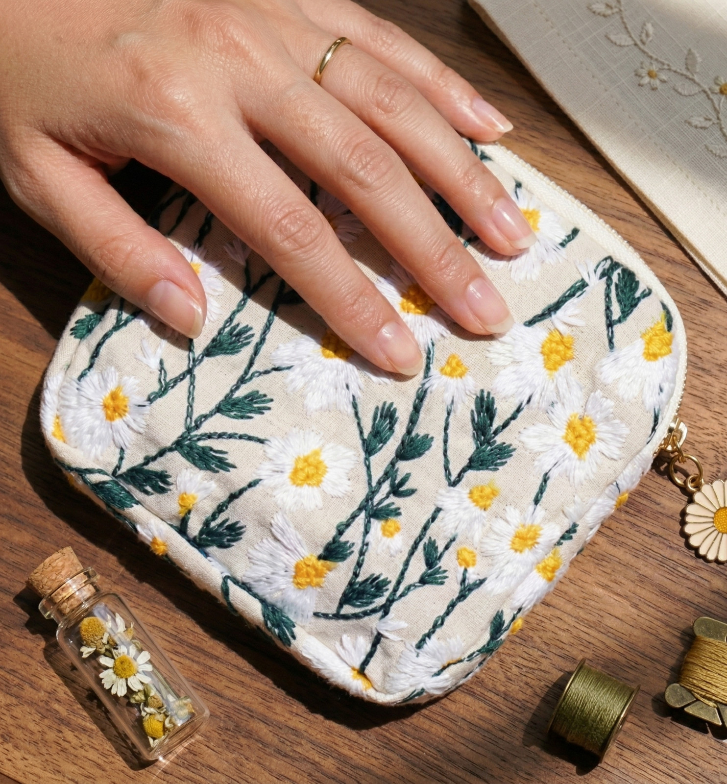 Daisy Embroidered Small Makeup Bag Floral Zipper Travel Pouch