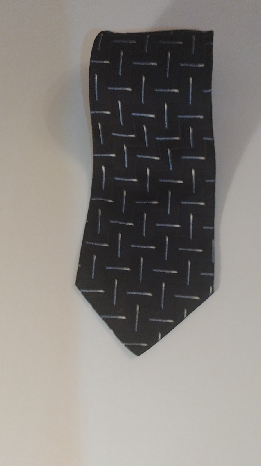 Roundtree & Yorke Men’s Black & White Geometric Woven Silk Tie Necktie
