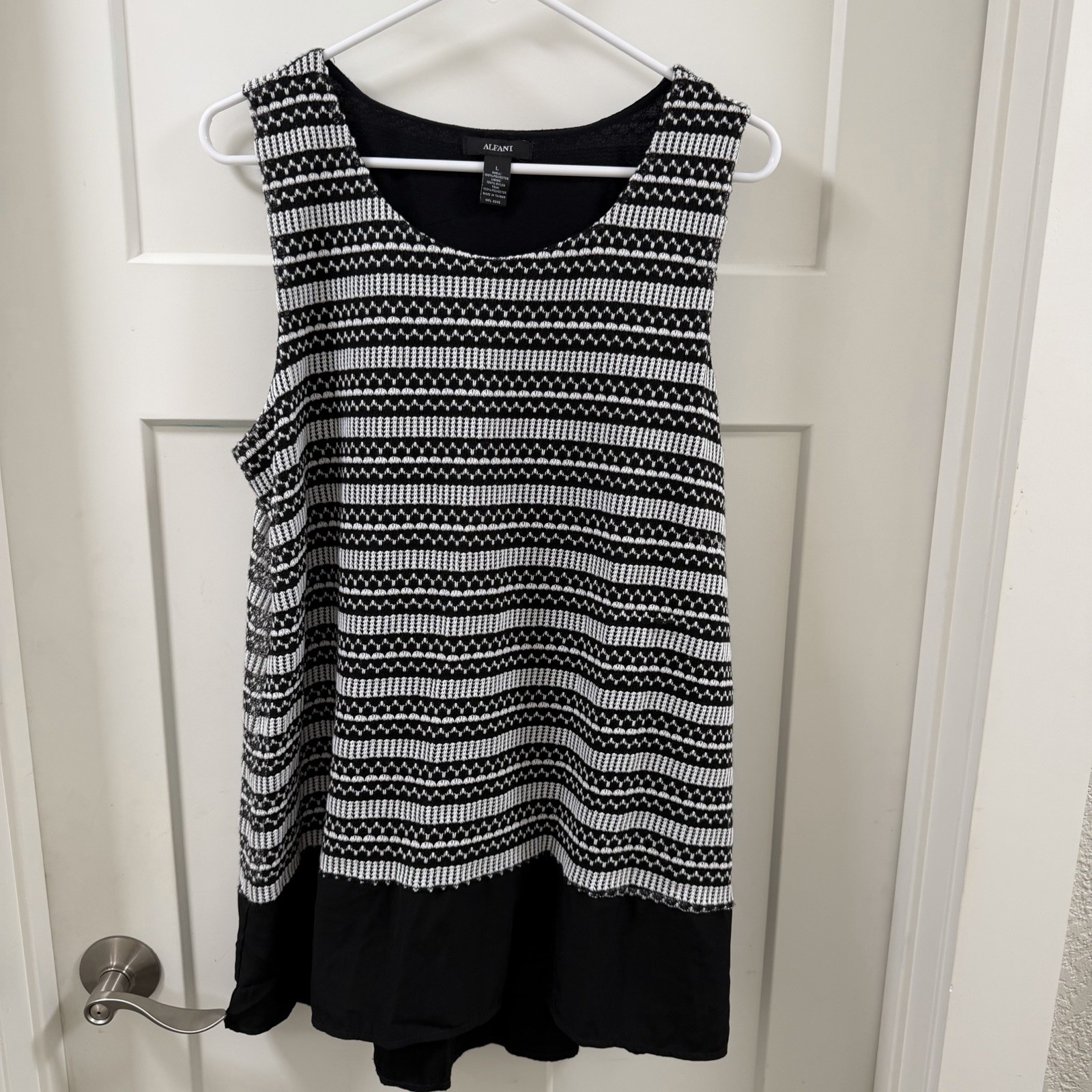 Alfani Women Black & White Textured Geometric Print Black Hem Short Sleeve Top L