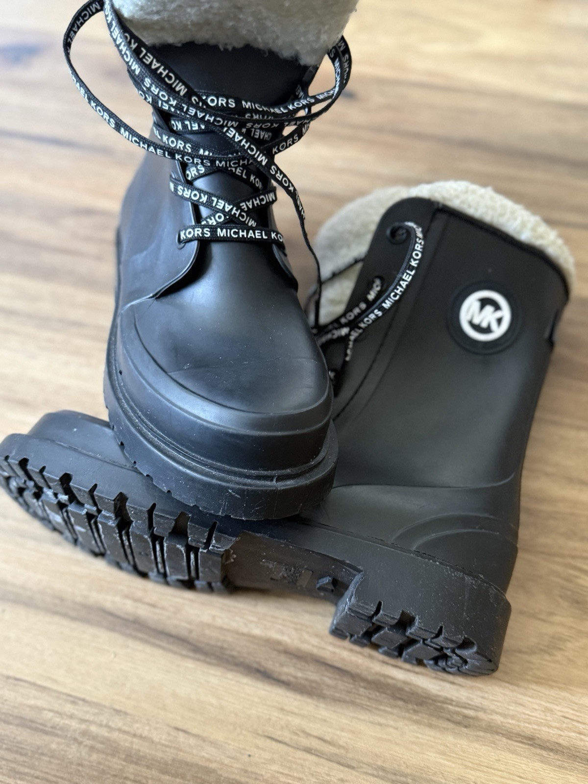 MICHAEL KORS Chelsea Women’s Black Rubber Ankle Bootie Lace-Up Logo Sz 8