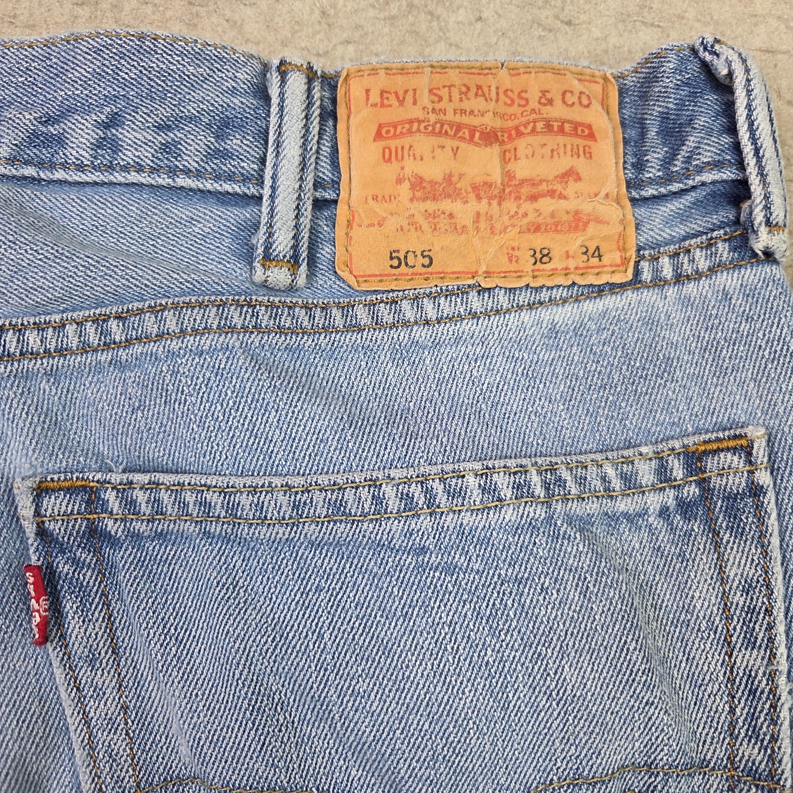 Levis 505 Mens Jeans 38×34 Blue Light Wash Denim Straight Fit Zip Fly 5-Pocket