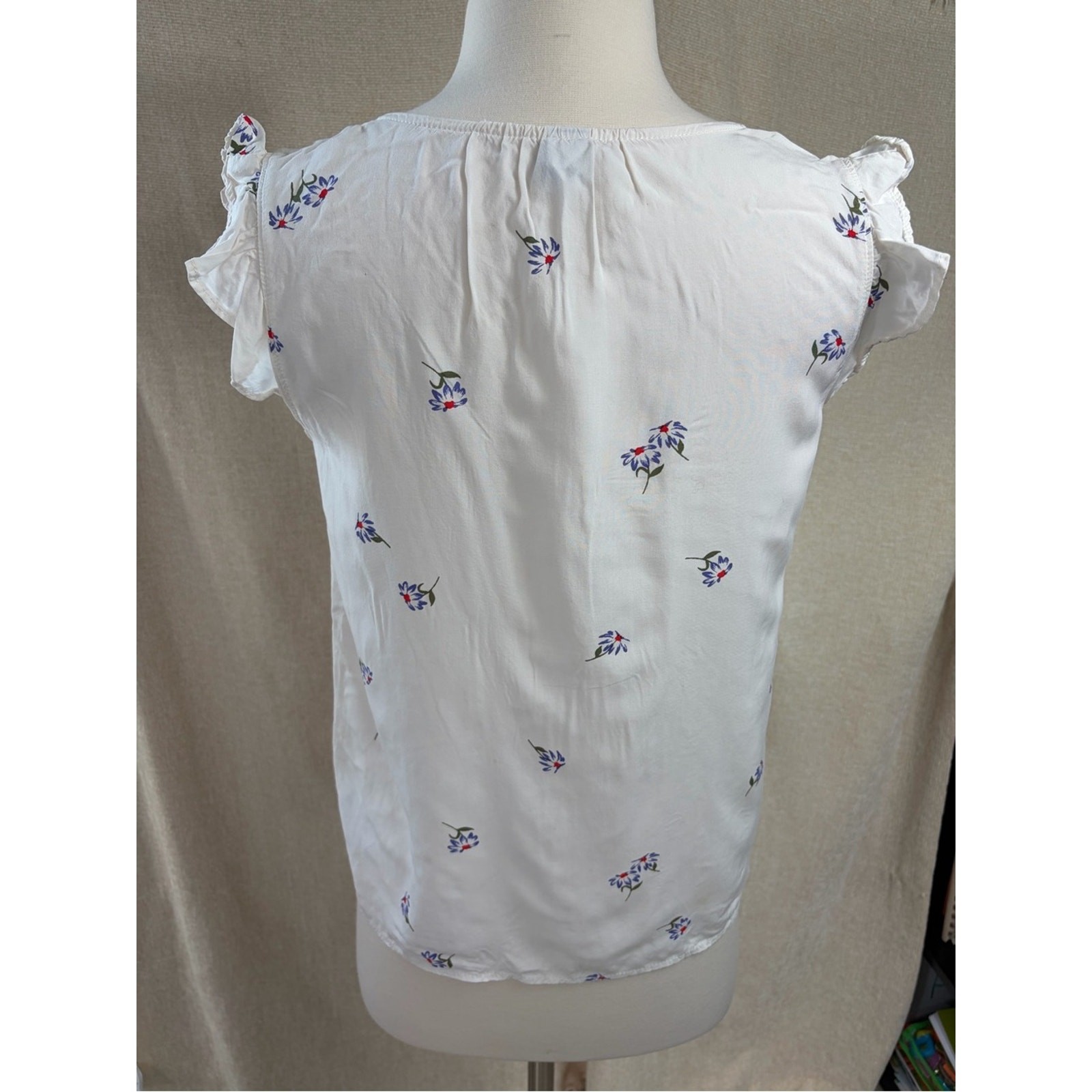 Old Navy White Floral V-Neck Ruffle Cap Sleeve Camisole size xs