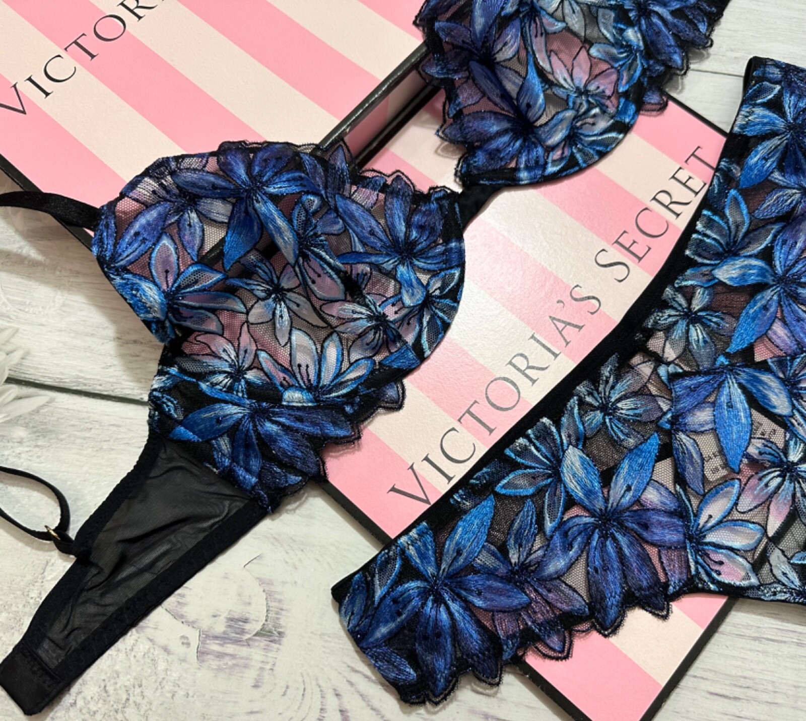 Victoria’s Secret Ziggy Floral Embroidery Bra Thong Set Set Black/Blue
