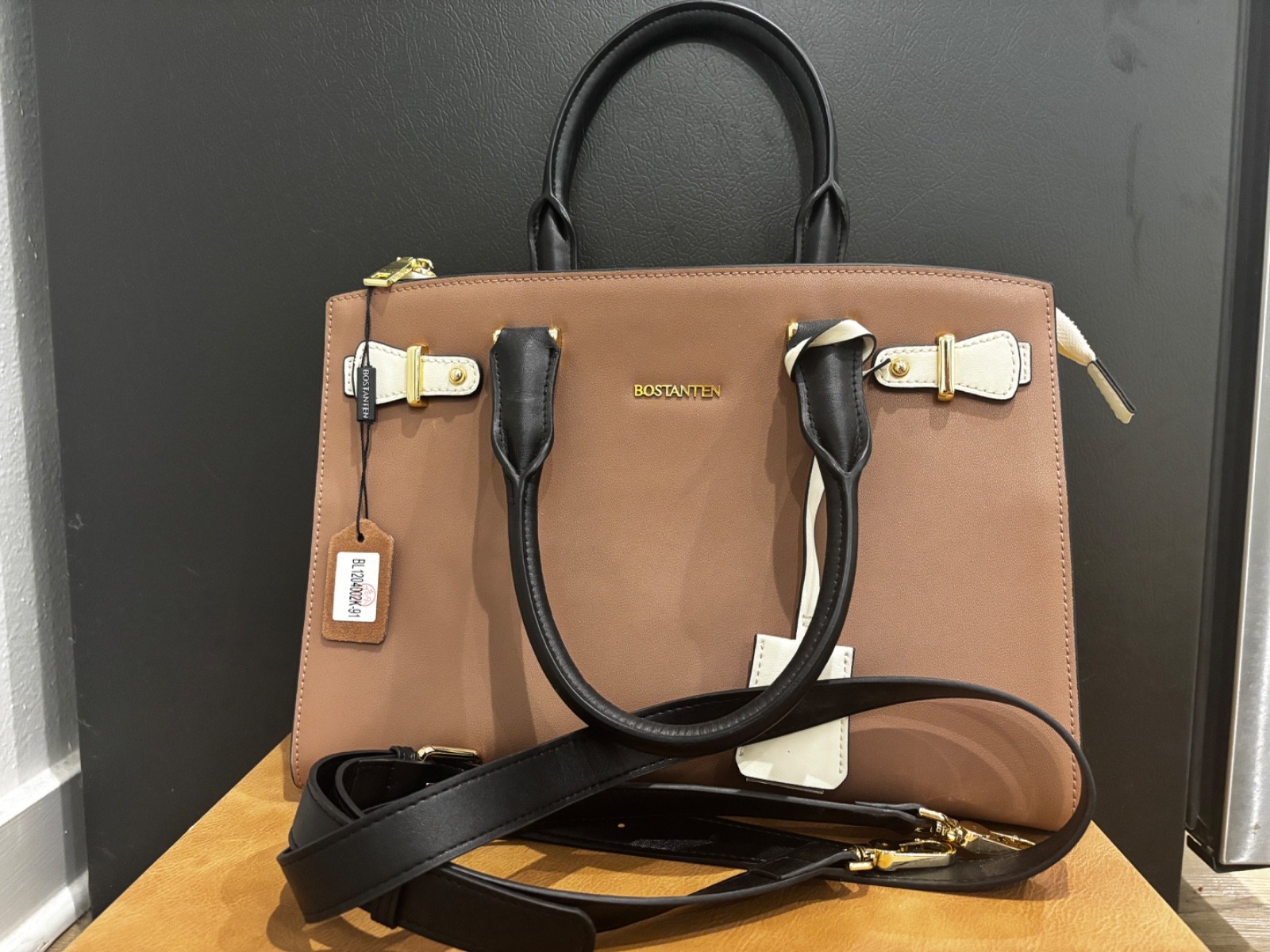 BOSTANTEN Nevin Elegant Medium Leather Crossbody Bag / New with Authenticity Tag