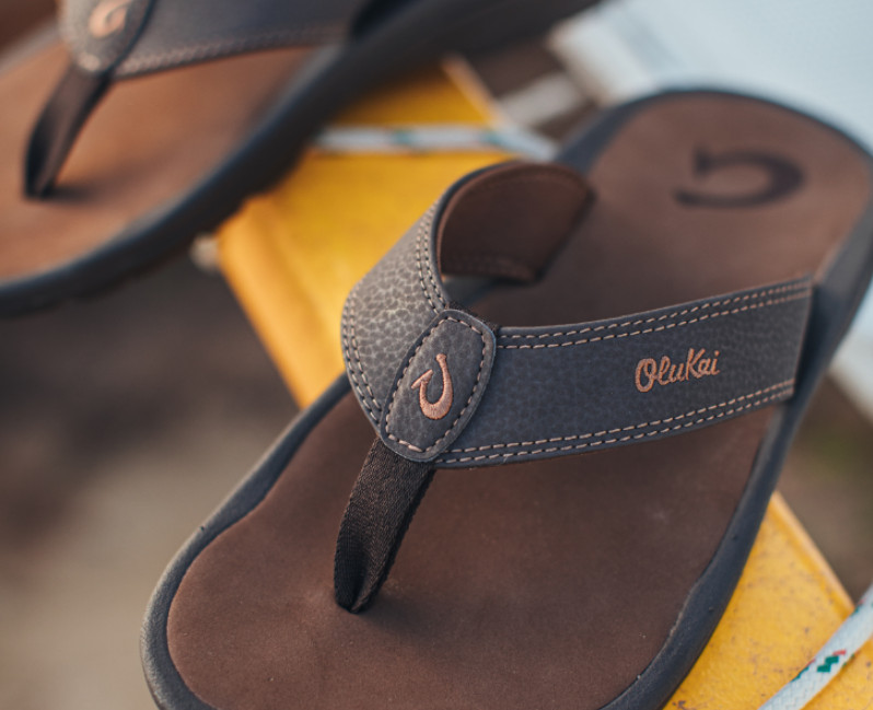 OLUKAI Men’s ‘Ohana Summer Beack Deck Sandals Boat Flip Flops DARK JAVA/RAY