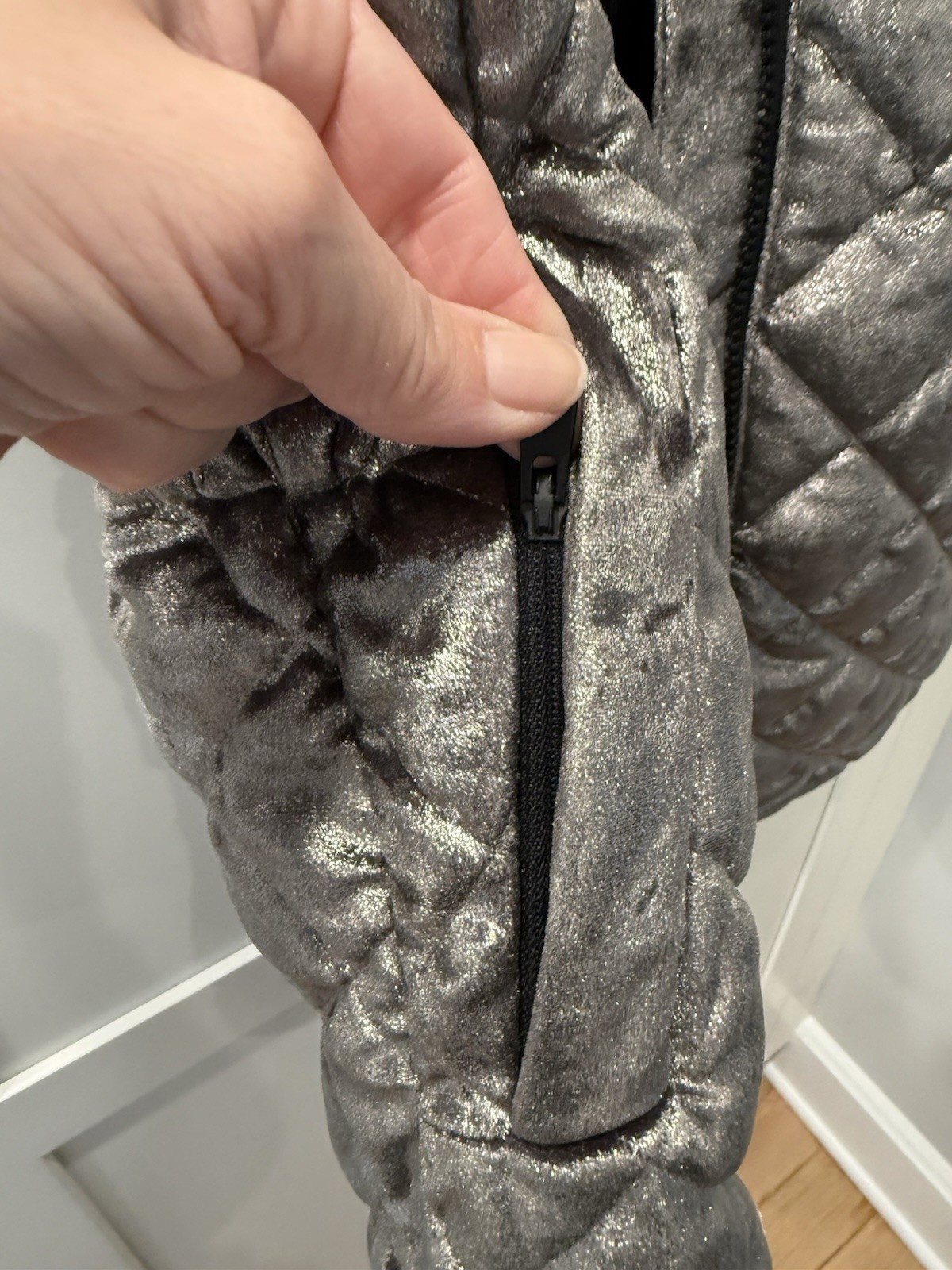 Athleta Whisper Featherless Vest Size XS Quilted Silver Metallic Velvet Puffer