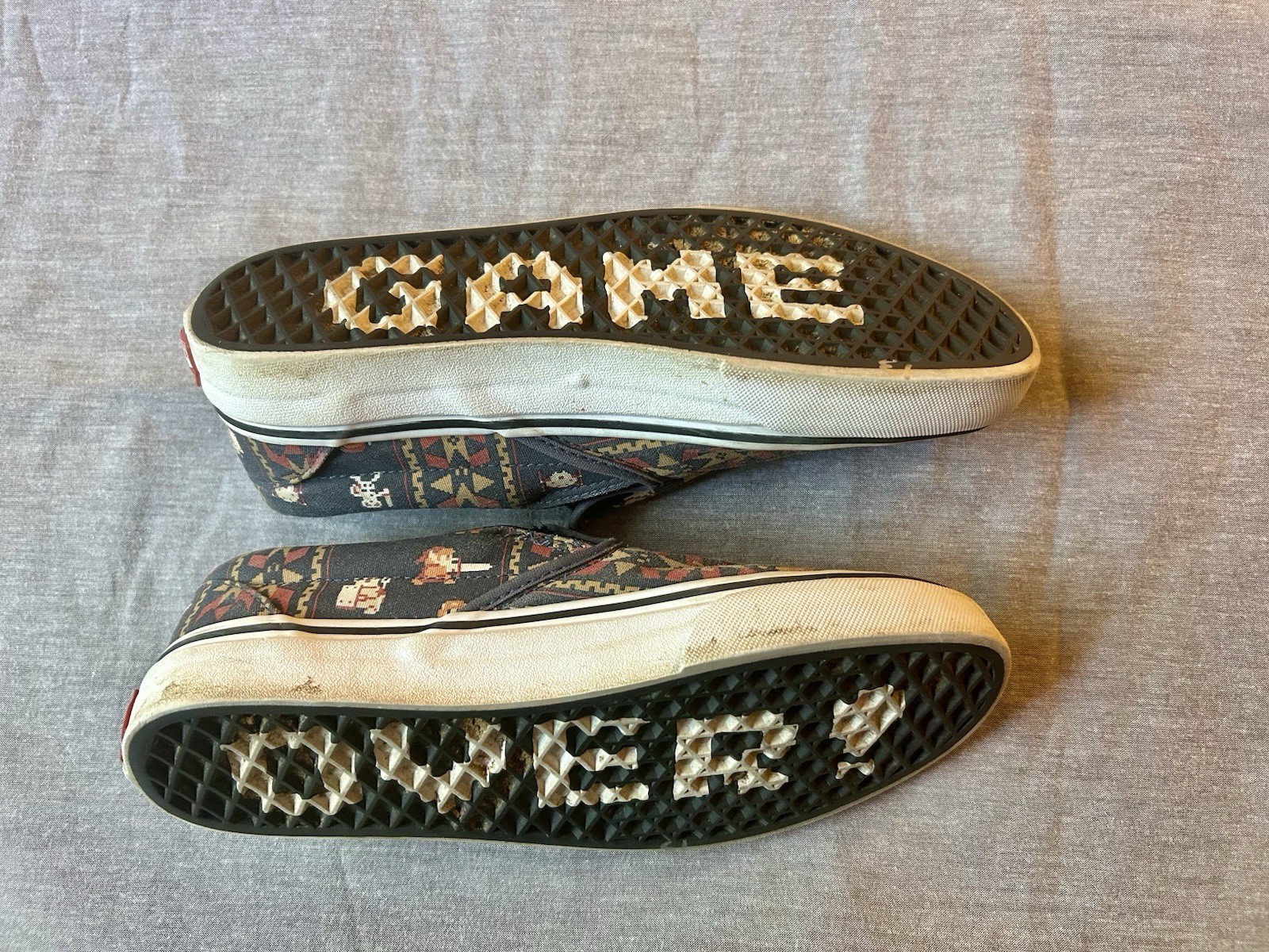 Vans RARE ZELDA VINTAGE Slip- On Low Top Canvas Sneakers
