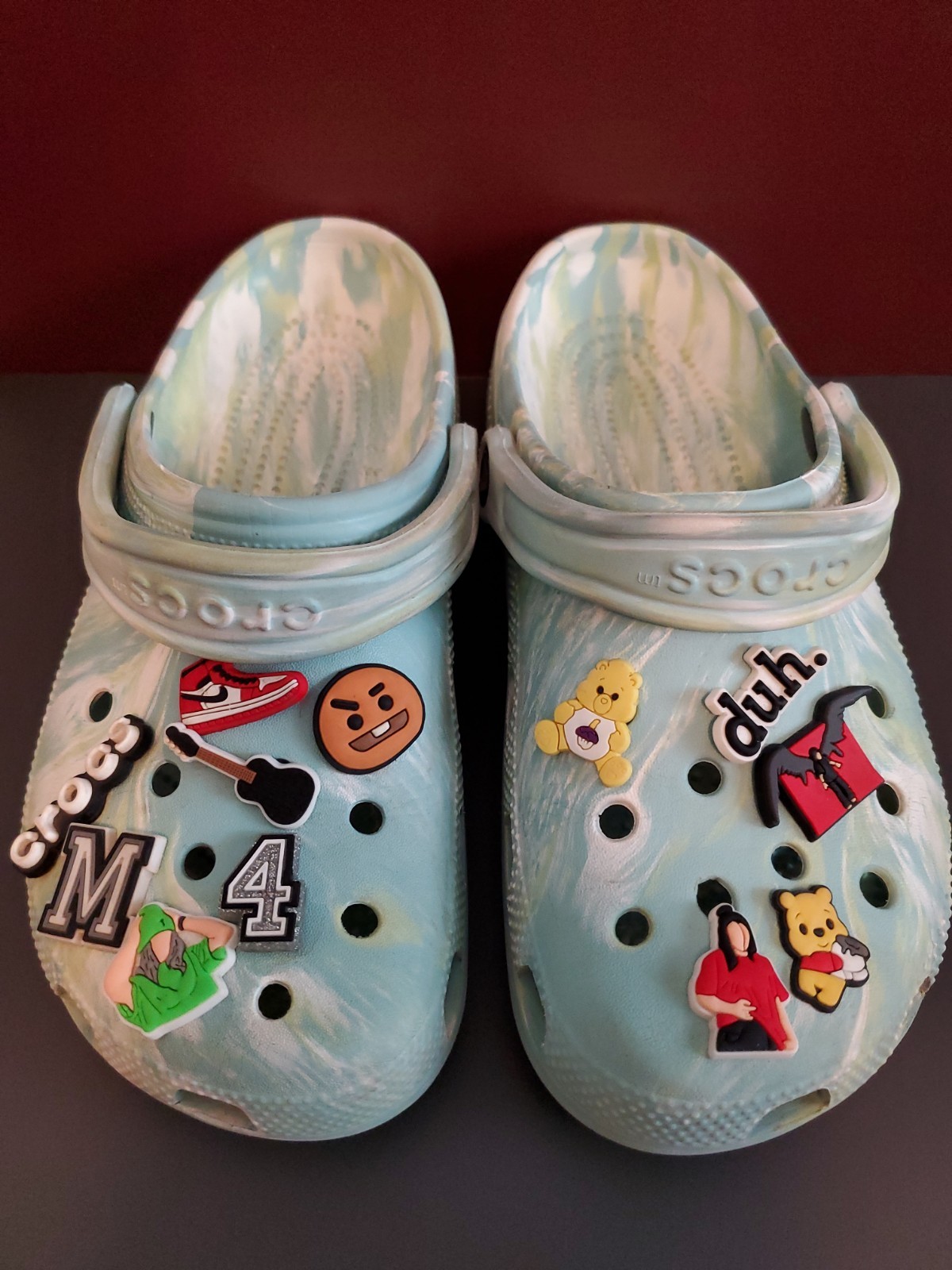 Crocs Clogs W/8 – M/6 Aqua Blue & White & Light Green Swirls & Jibbitz Charms