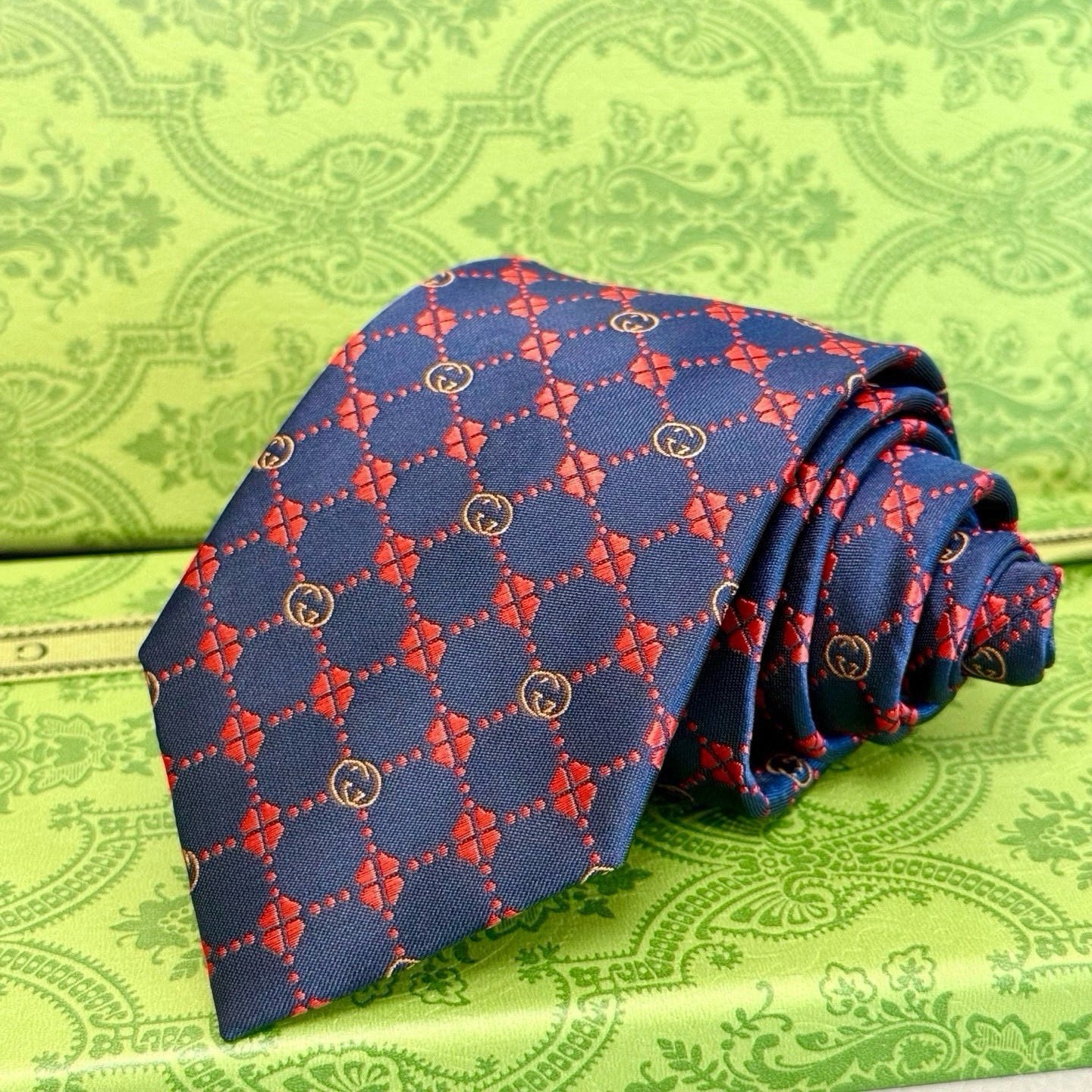 Gucci Men’s Designer silk Tie Blue/Red Geometric Logo Pattern Necktie in Box
