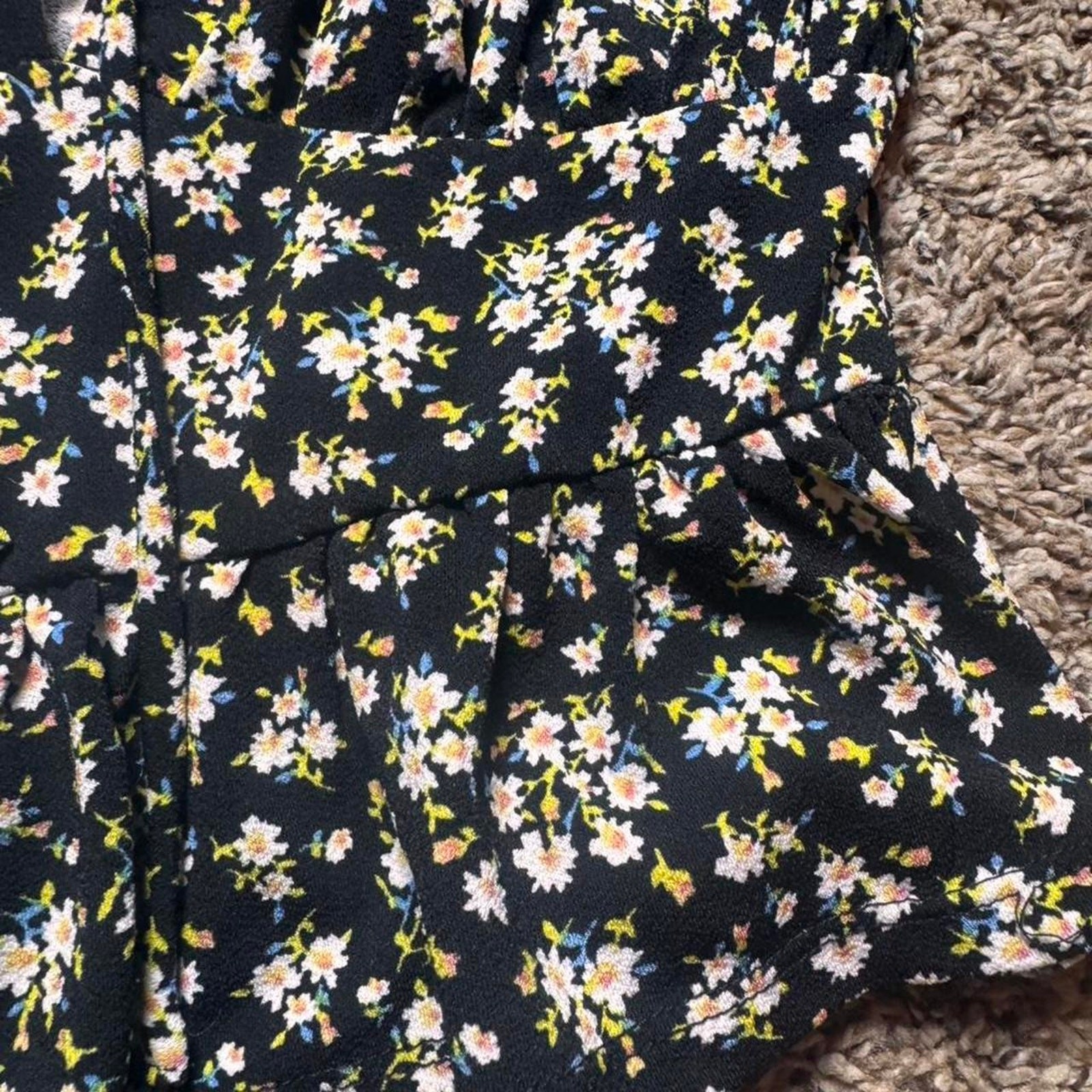 Black floral forever 21 tank top, spaghetti strap, ruffle bottom, excellent con