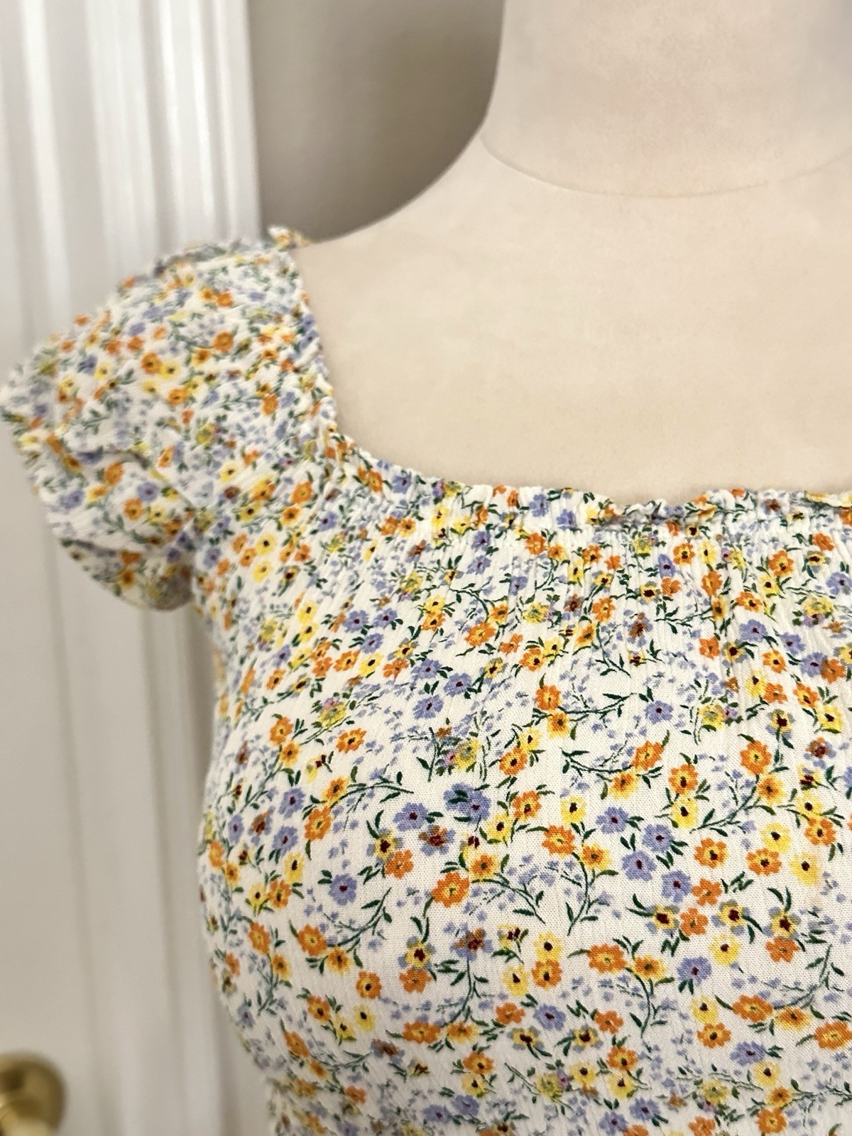 White Yellow Floral Crop Top w Off the Shoulder Cap Sleeves Sz S