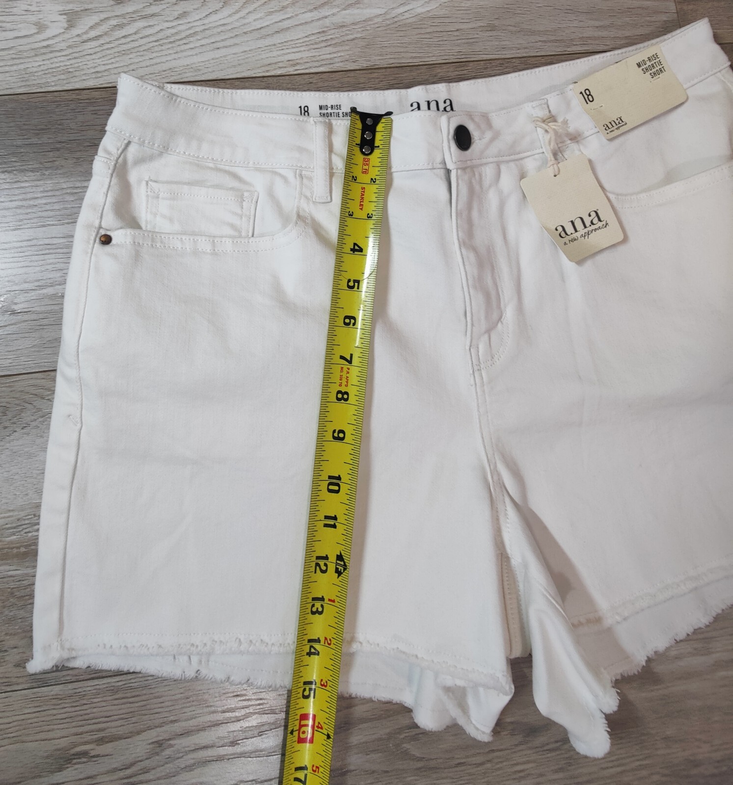 a.n.a NWT Womens Size 18 White Denim Mid-Rise Shortie Shorts 3.5 Inseam Raw Hem