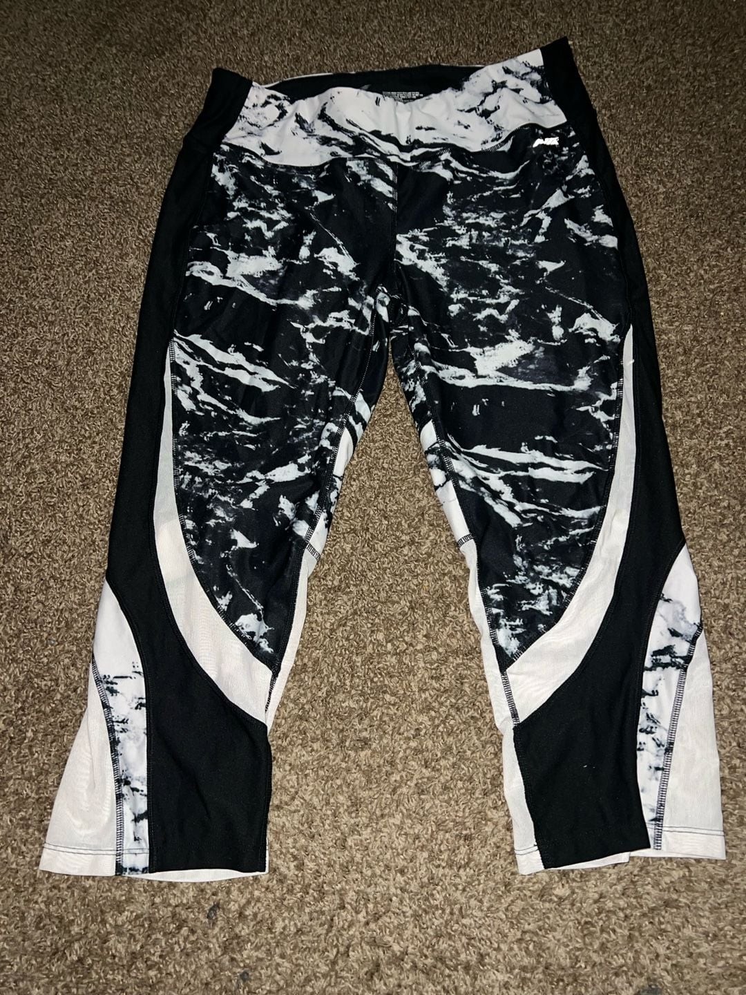 Avia Women’s Athletic Capri Leggings Black and White Marble Print Style AVL28142