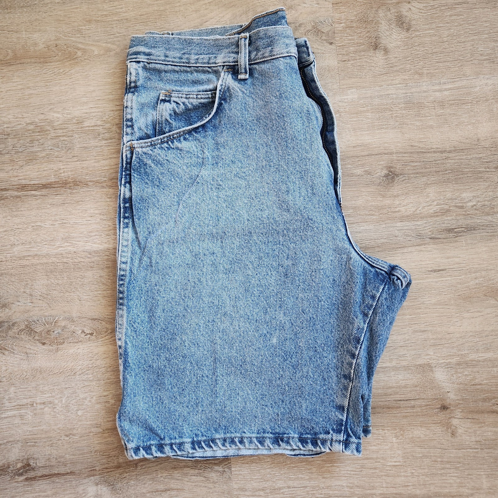 Vintage Wrangler Denim Shorts Mens 36 High Rise 9” Inseam Light Wash