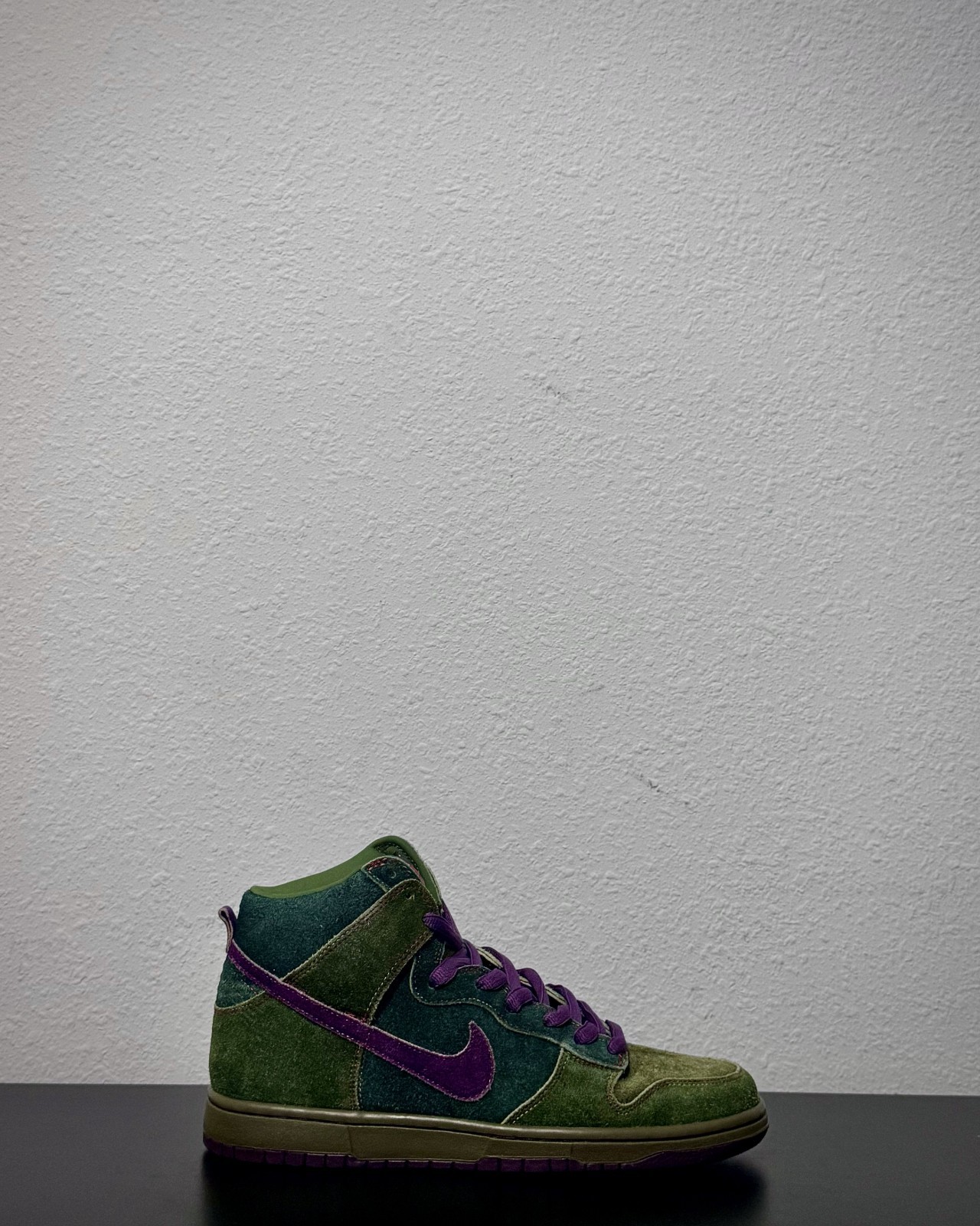 Size 9 Nike SB Dunk High Skunk 420