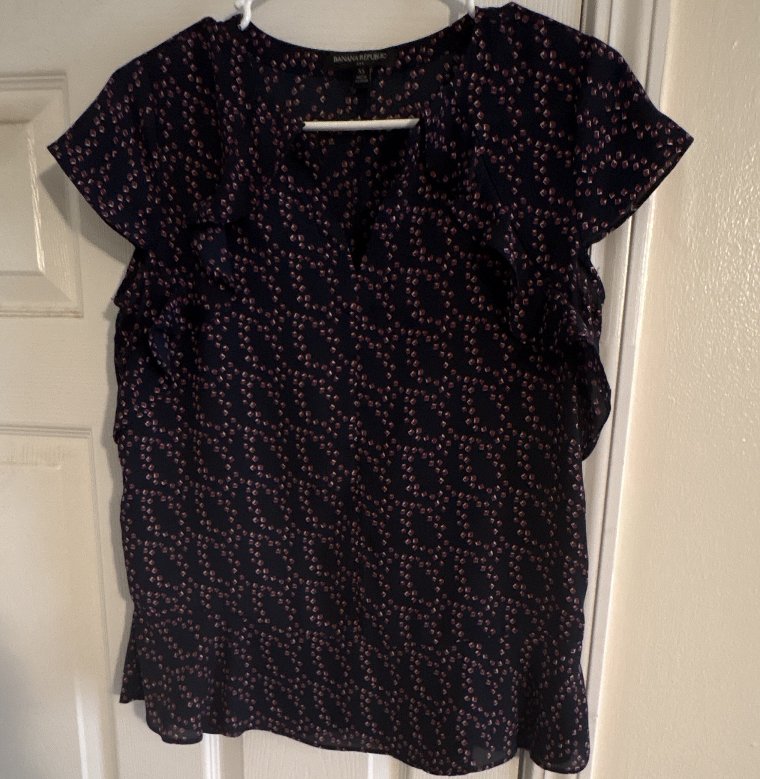 Banana Republic Women’s XS Black Red Geometric V-Neck Short Sleeve Blouse