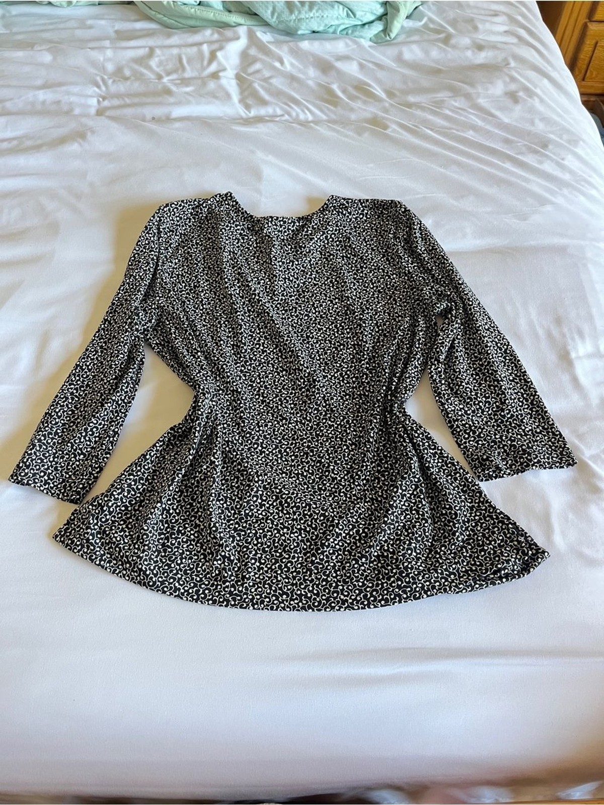 Sag Harbor Black & White Swirl Printed Long Sleeve Blouse Keyhole Size Medium