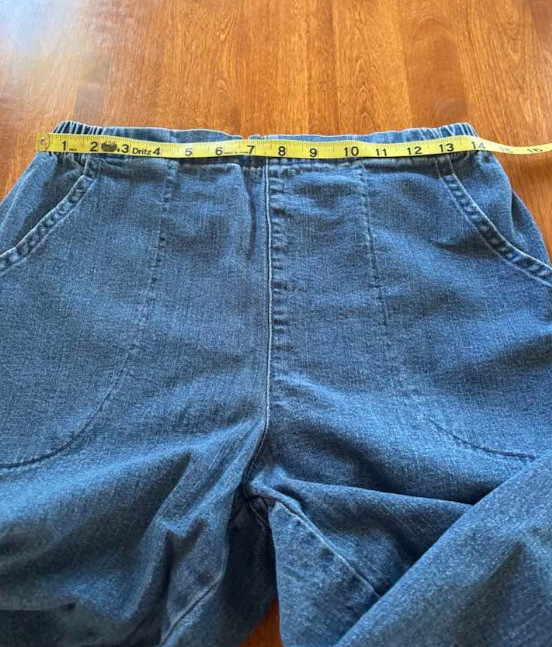 Croft & Barrow Womens Stretch Blue Jean Capris Size M – With Bow detail