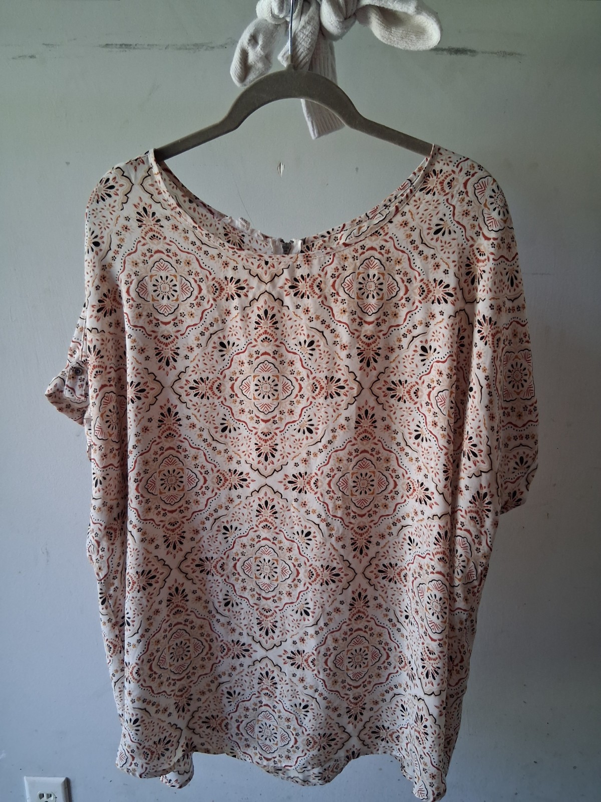 Maurices Women’s XXL White/Black/Orange Geometric Scoop Neck Zip Blouse