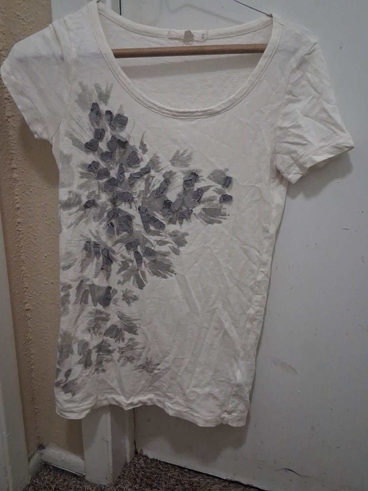 Women’s 100% Cotton T-Shirt Size S White/Gray Floral Scoop Neck Short Sleeve