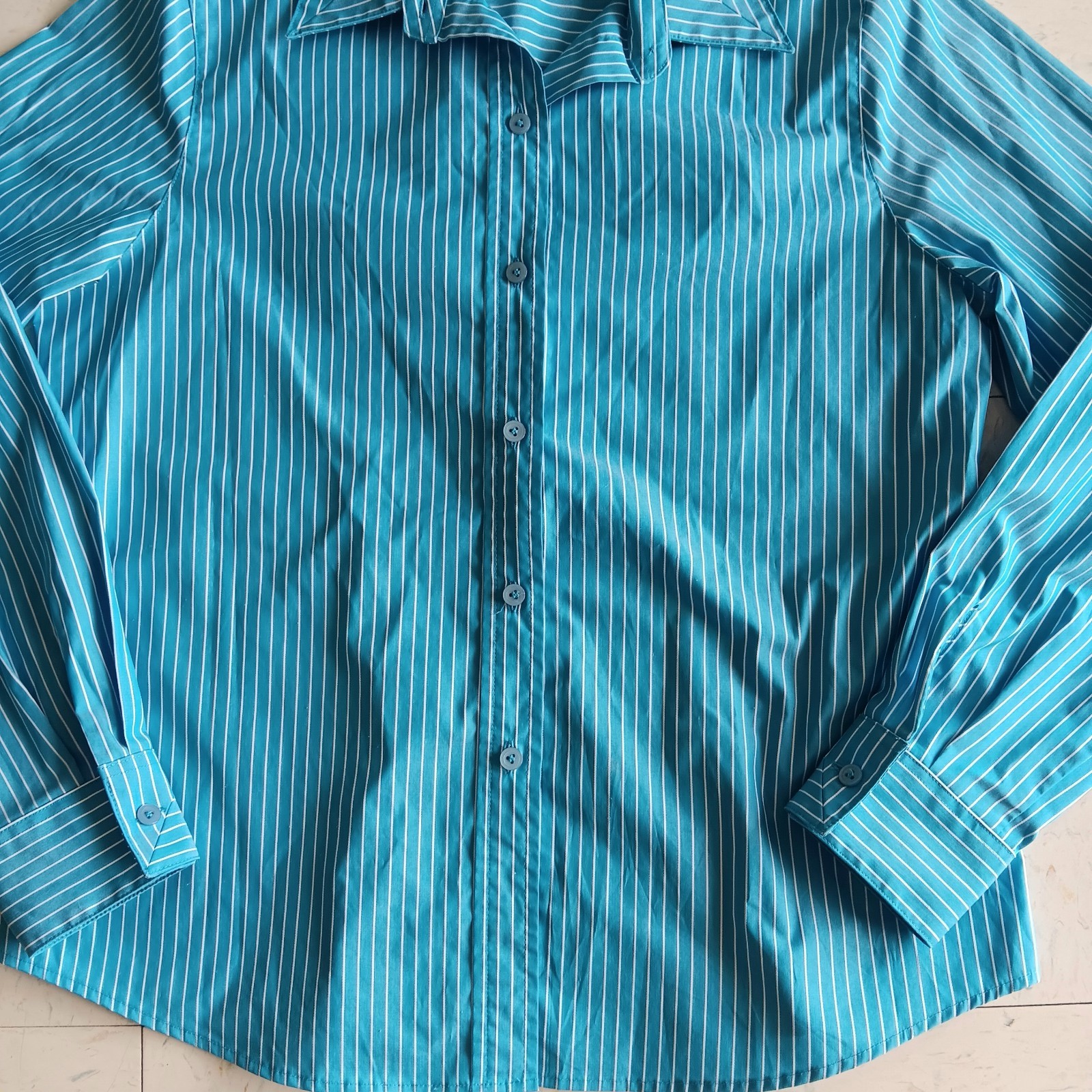 Foxcroft Non Iron Shaped Fit Shirt Women’s Size 10 Turquoise Stripes Button Up