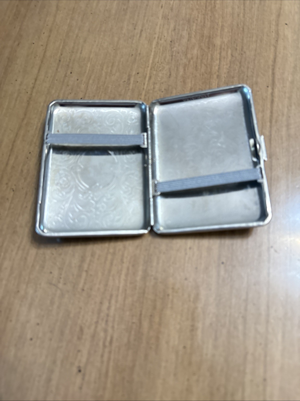 Silver Victorian Scroll 2-Band I.D. Case Business Credit Card Holder, Cigarettes