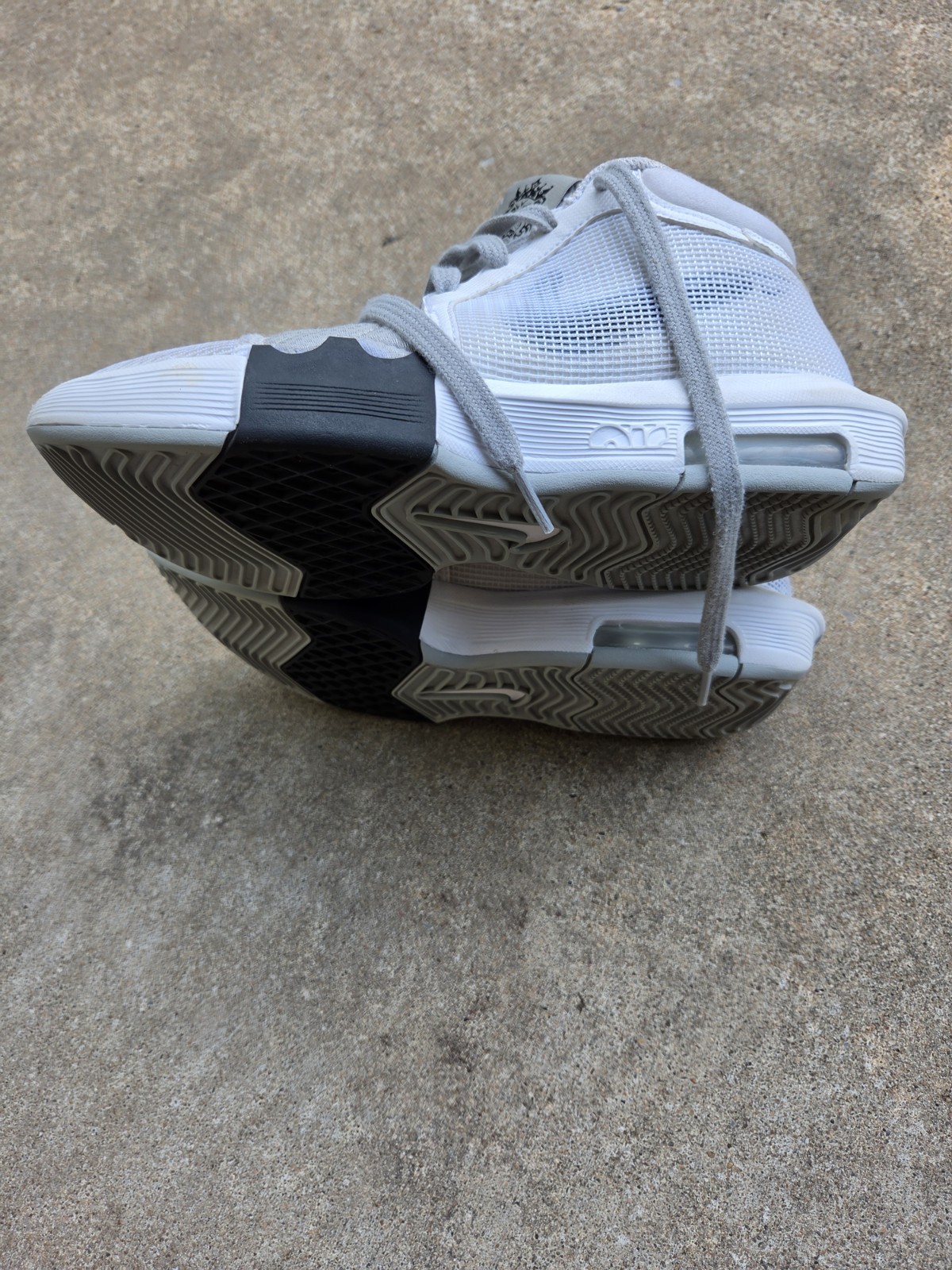 Nike LeBron Witness 8 Men’s Mid Top Basketball Sneakers Mesh FB2239-100