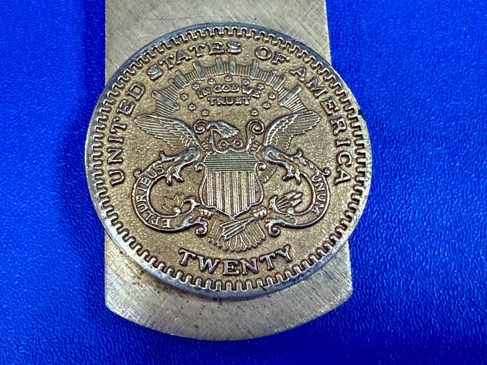United States of America $20 Novelty Coin – Vintage Gold Tone Money Clip