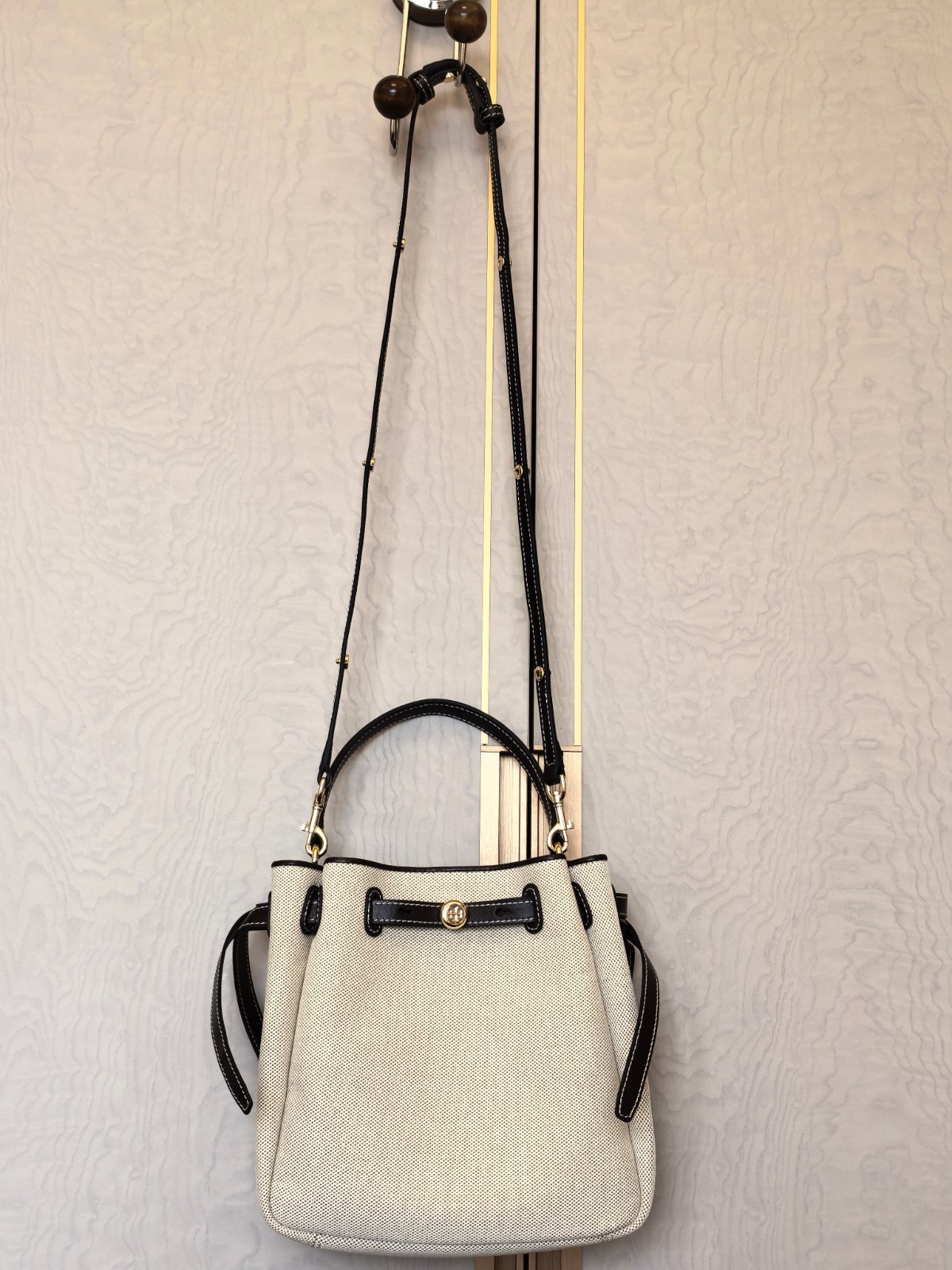 Tory Burch ROMY CANVAS BUCKET BAG DUSTY ALMOND /BIANCO WHITE