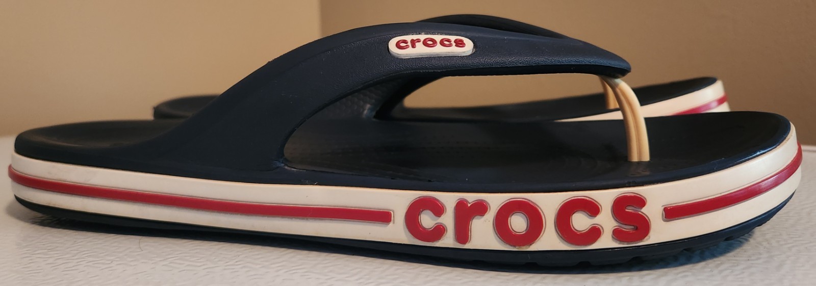 Crocs Bayaband Thong Flip Flops Navy, Pepper & White Men’s 7/Women’s 9 – READ
