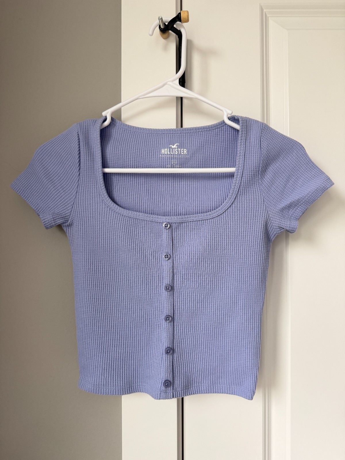 Hollister Women’s Blue Knit Top Short Sleeve Button Up Scoop Neck Shirt Workwear
