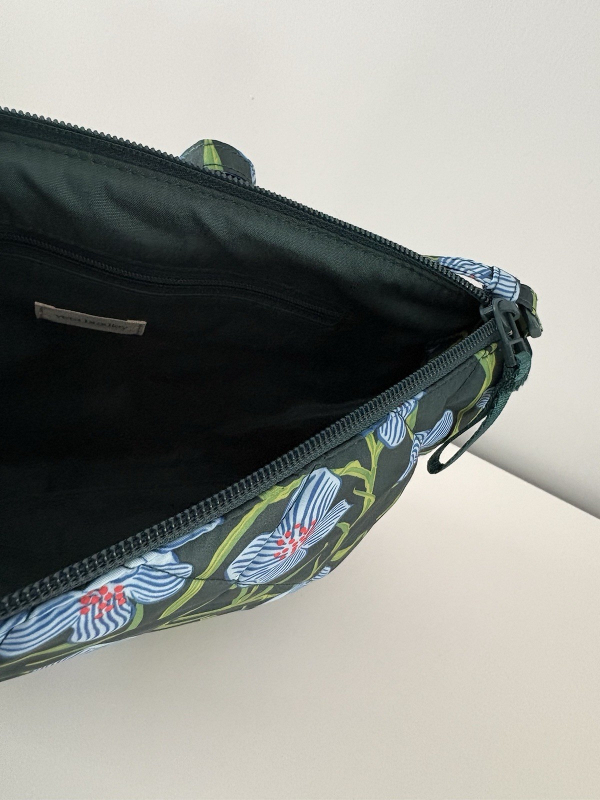 Vera Bradley NWT Large Hipster Crossbody in Ultralight CHARLOTTE STEMS Green
