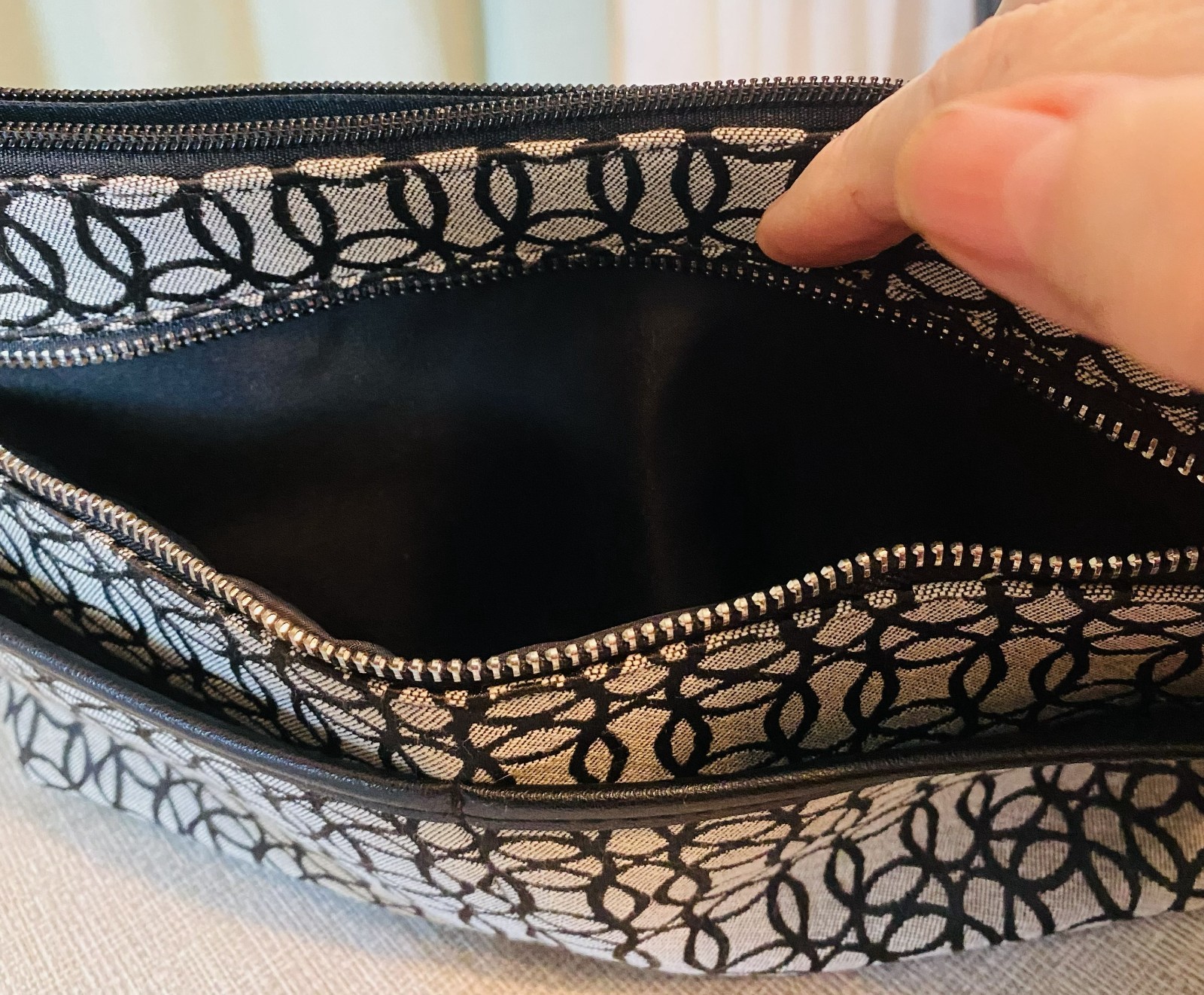 NWT Time and Tru Women’s Black & Gray Crossbody Handbag