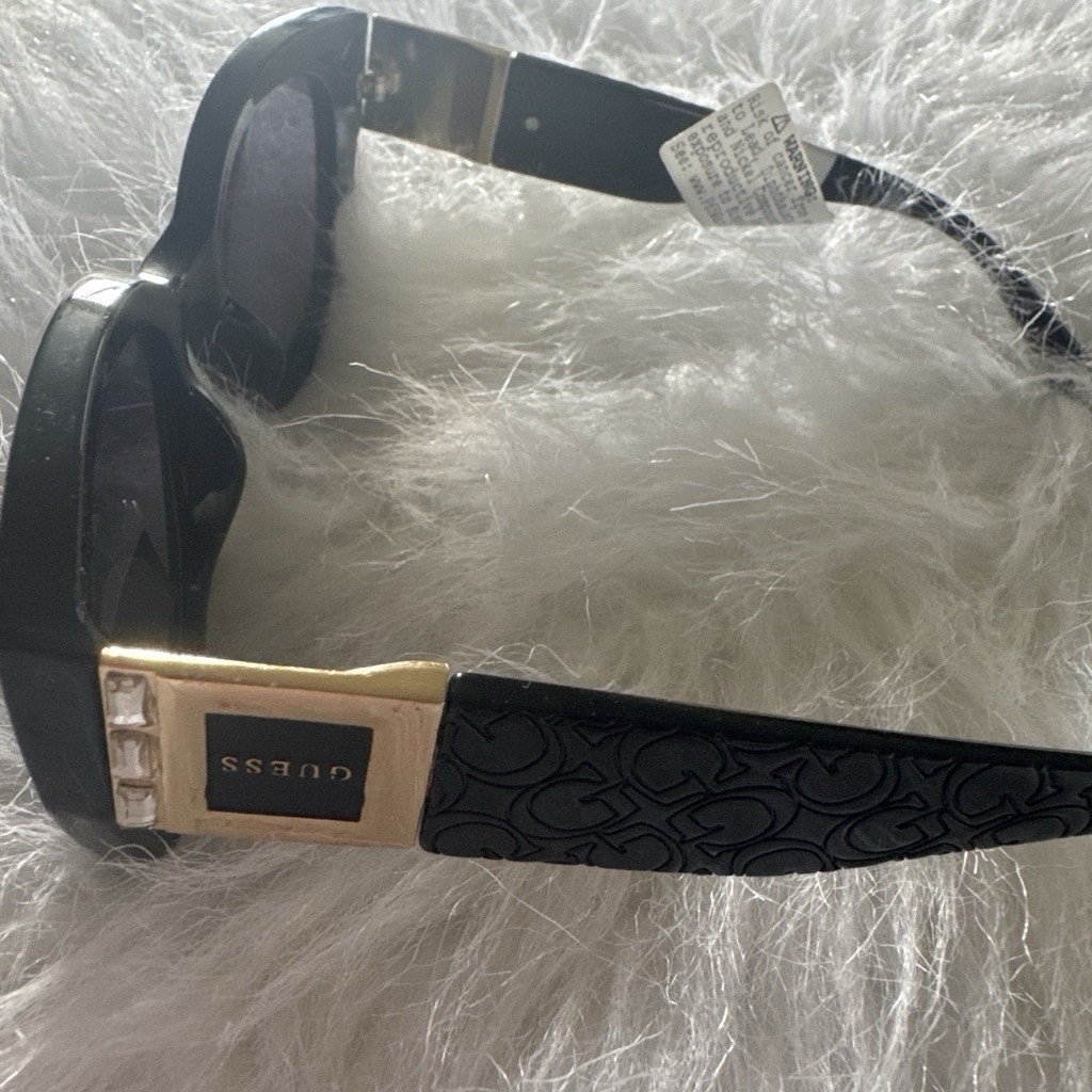 GUESS Women’s Cat Eye Sunglasses Black Plastic Frame Gray Tinted Lenses