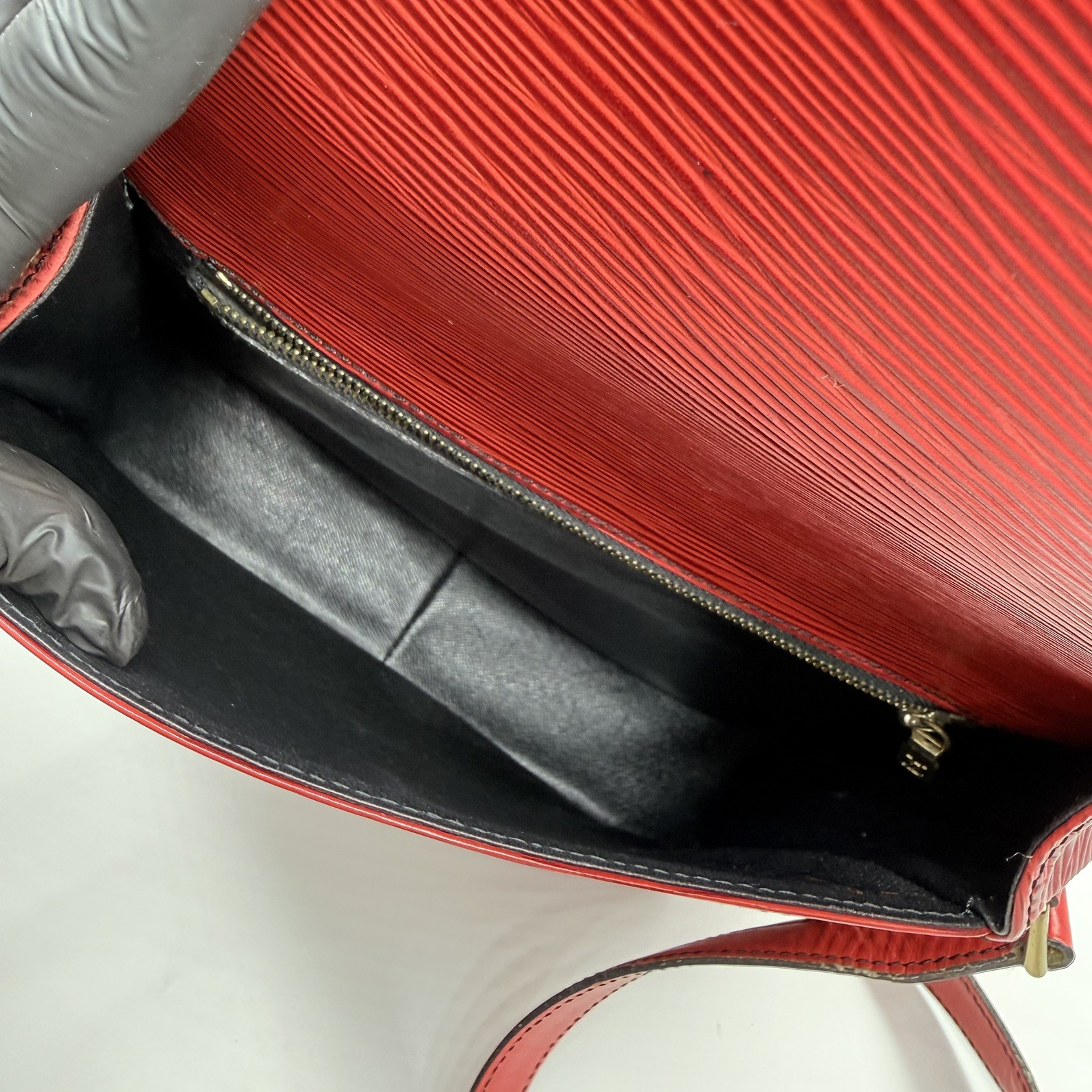 Authentic Louis Vuitton Saint Cloud GM Epi Shoulder Bag