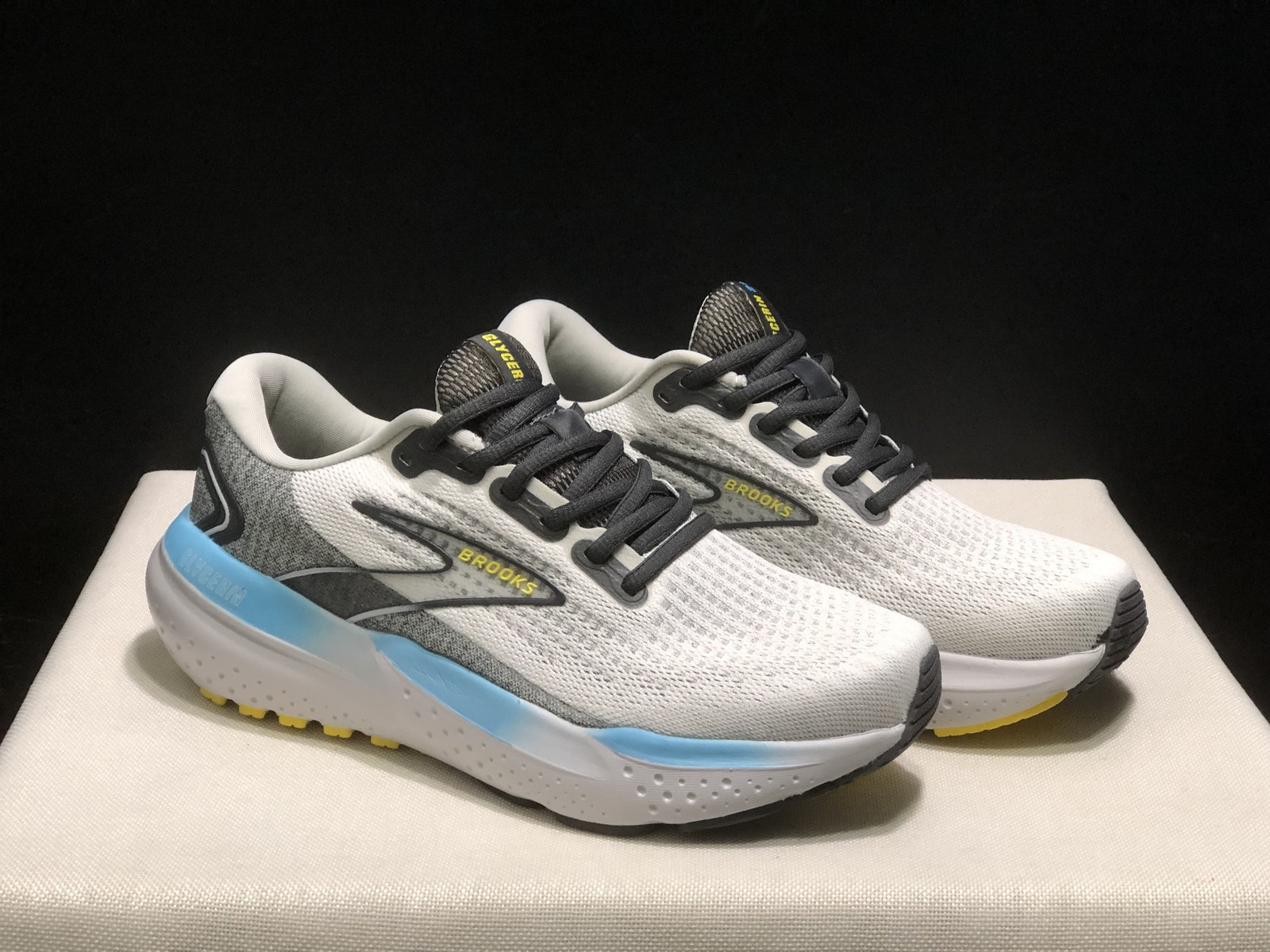 Brooks Men’s Glycerin GTS 21 Shoe Lightweight Comfort Trainer Sneaker