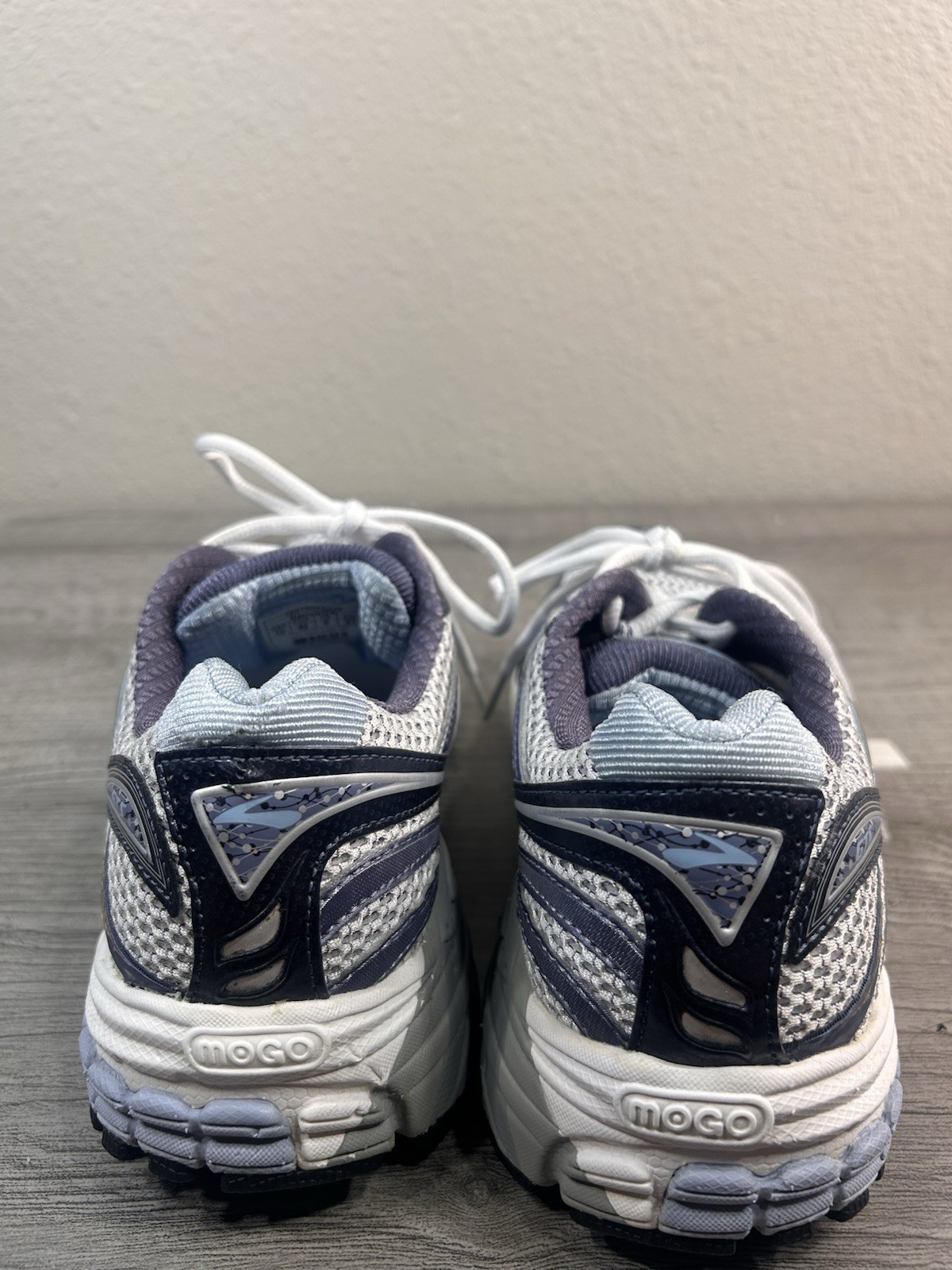 Brooks Adrenaline GTS 12 Womens Gray Blue White Running Shoes Size 10
