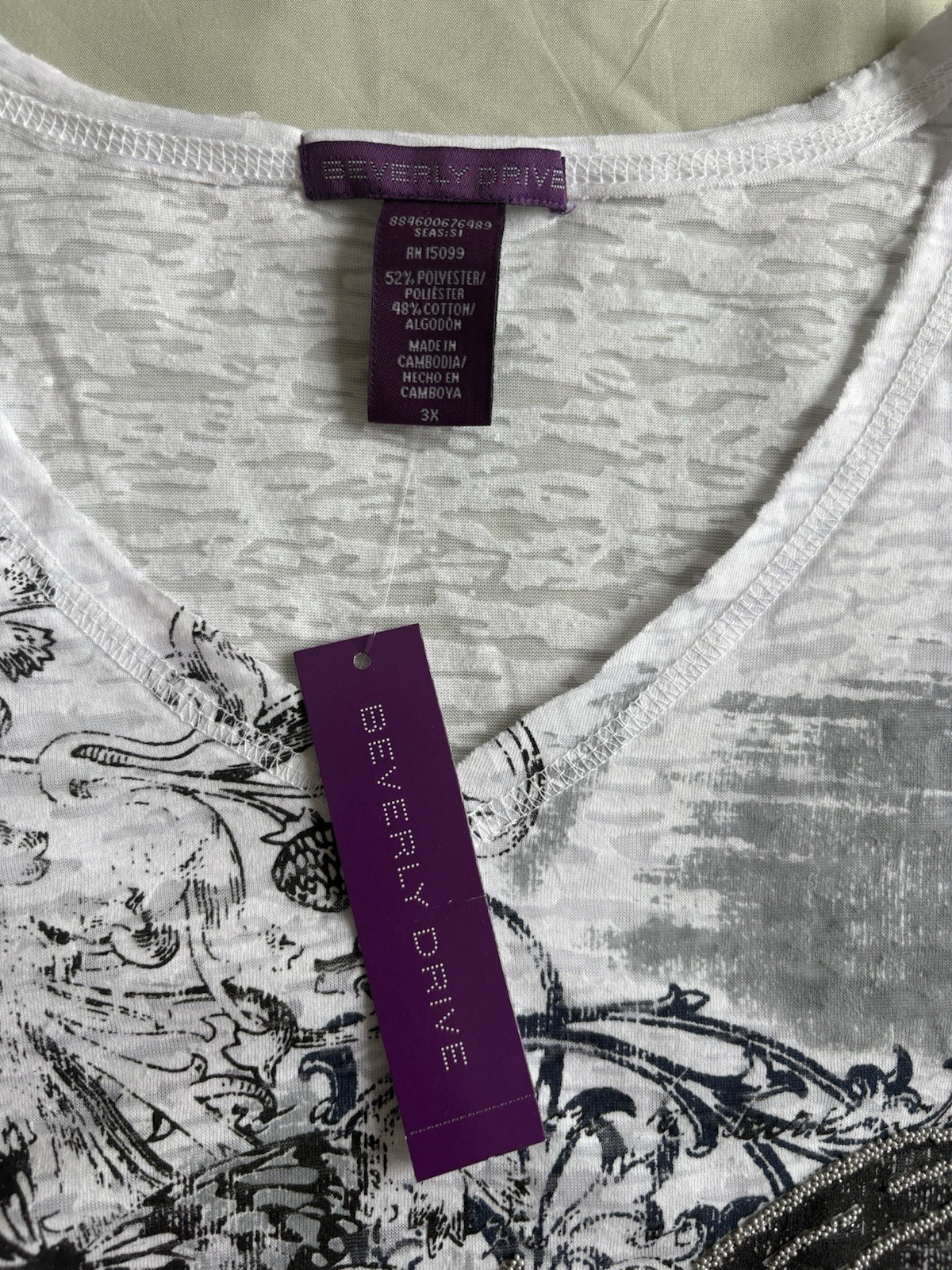 Beverly Drive Women’s Y2K 3X Plus White Knit V-Neck Tee Butterfly Graphic Beaded