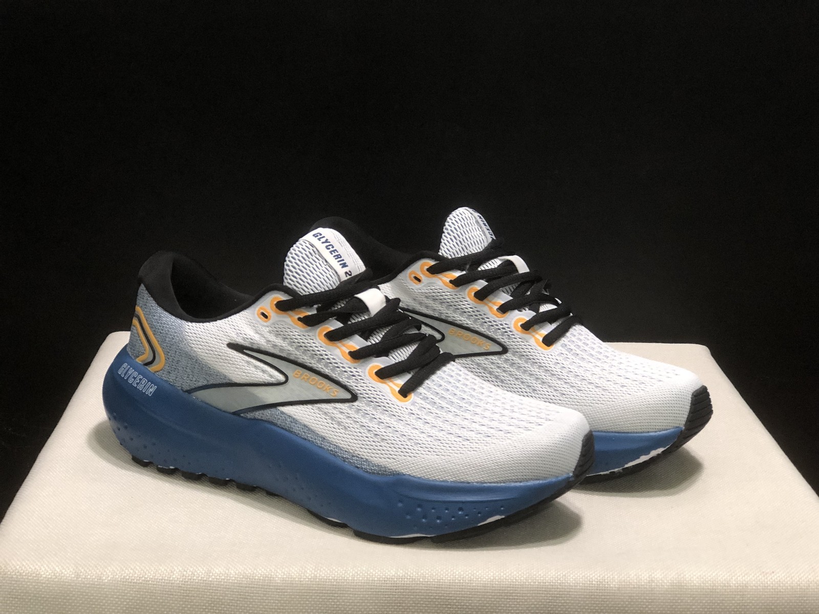 Brooks Men’s Glycerin GTS 21 Shoe Lightweight Comfort Trainer Sneaker