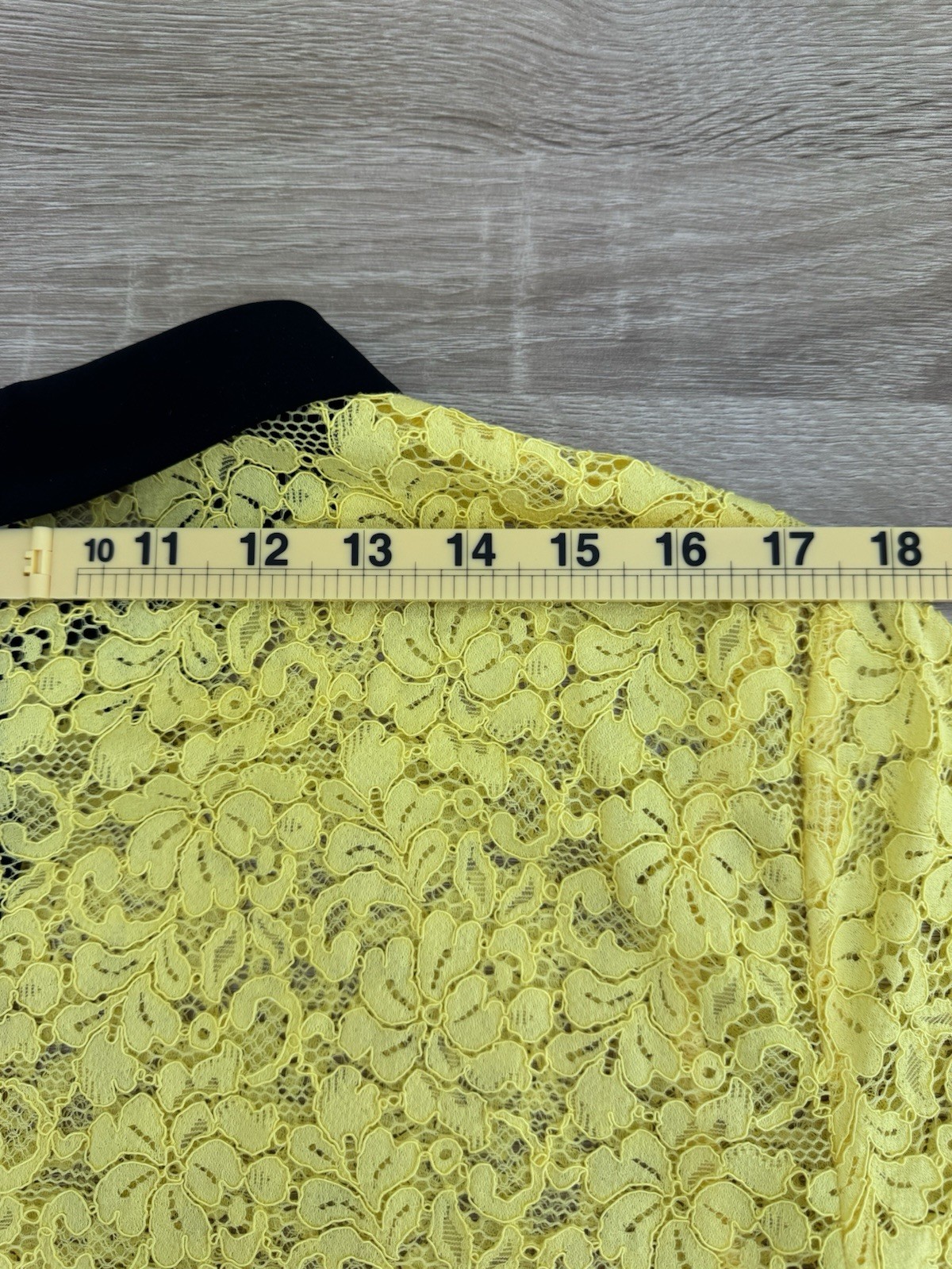 ZARA Vibrant Yellow Lace Shirt With Demure Black Peter Pan Collar Size XL