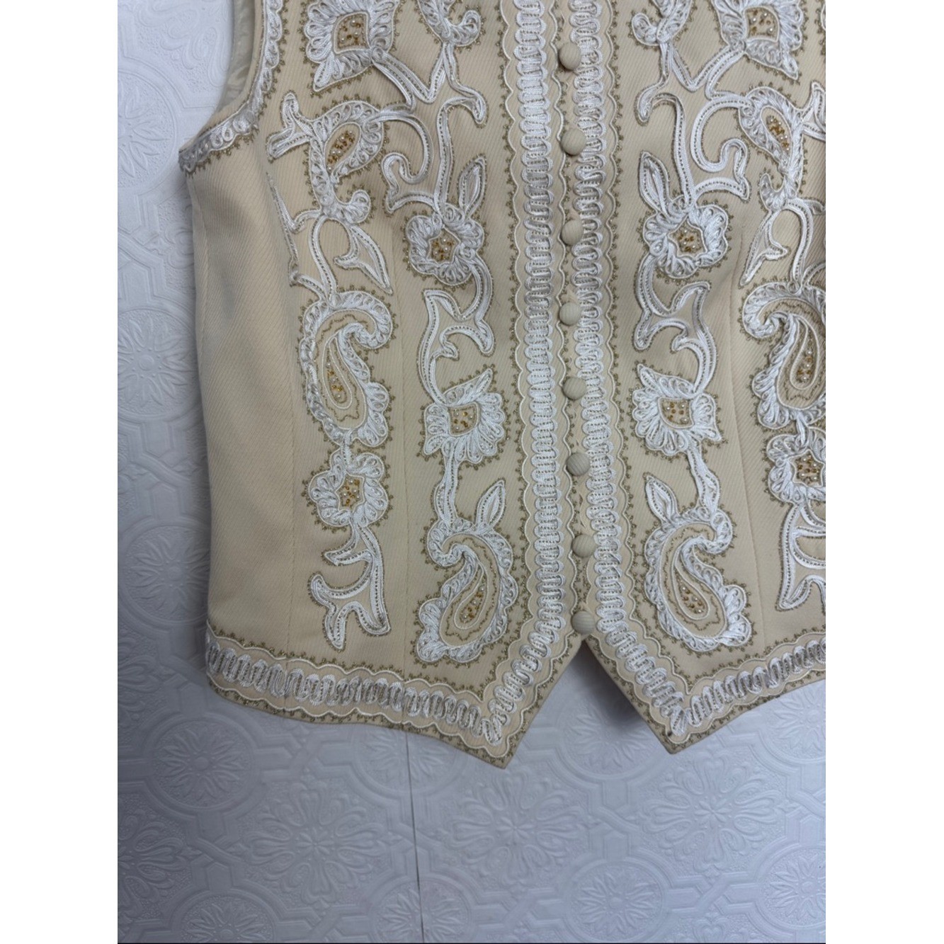 Escada Cream Embroidered Vest 100% Wool Beaded Button Front Size 38 Luxury