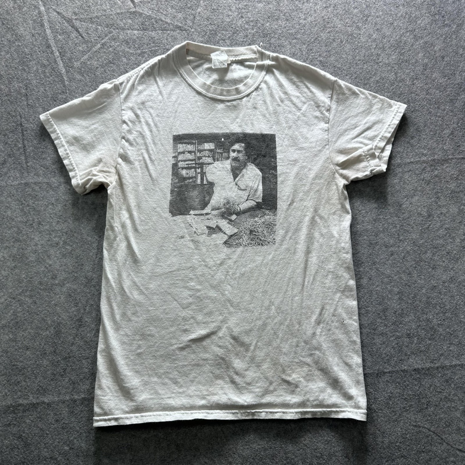 Gildan Shirt Mens Small Beige Photo Man Money Graphic Tee Gun Back Double Sided