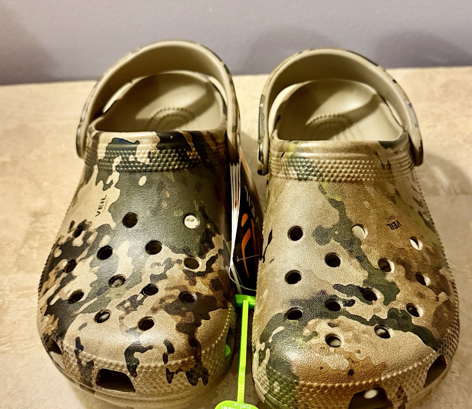 Authentic Crocs Veil Comfort Classic Clogs Size: Men 4 / Women 6 Camo Green New