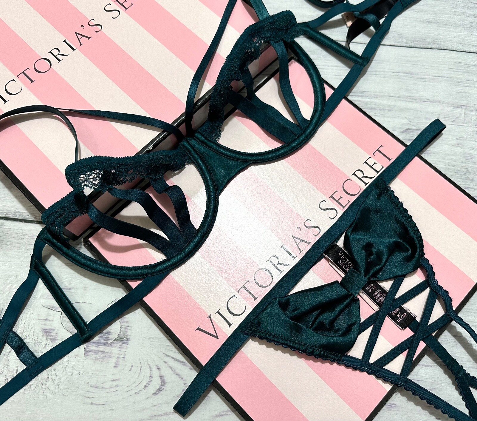 Victoria’s Secret Luxe Lingerie Cut-Out Balconet Bra Set Green Ivy Bow Thong