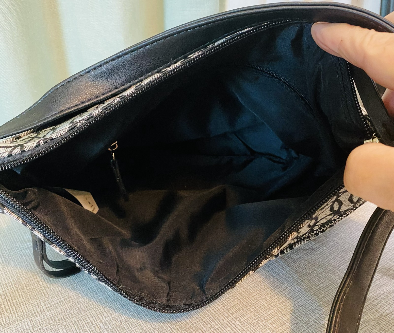 NWT Time and Tru Women’s Black & Gray Crossbody Handbag