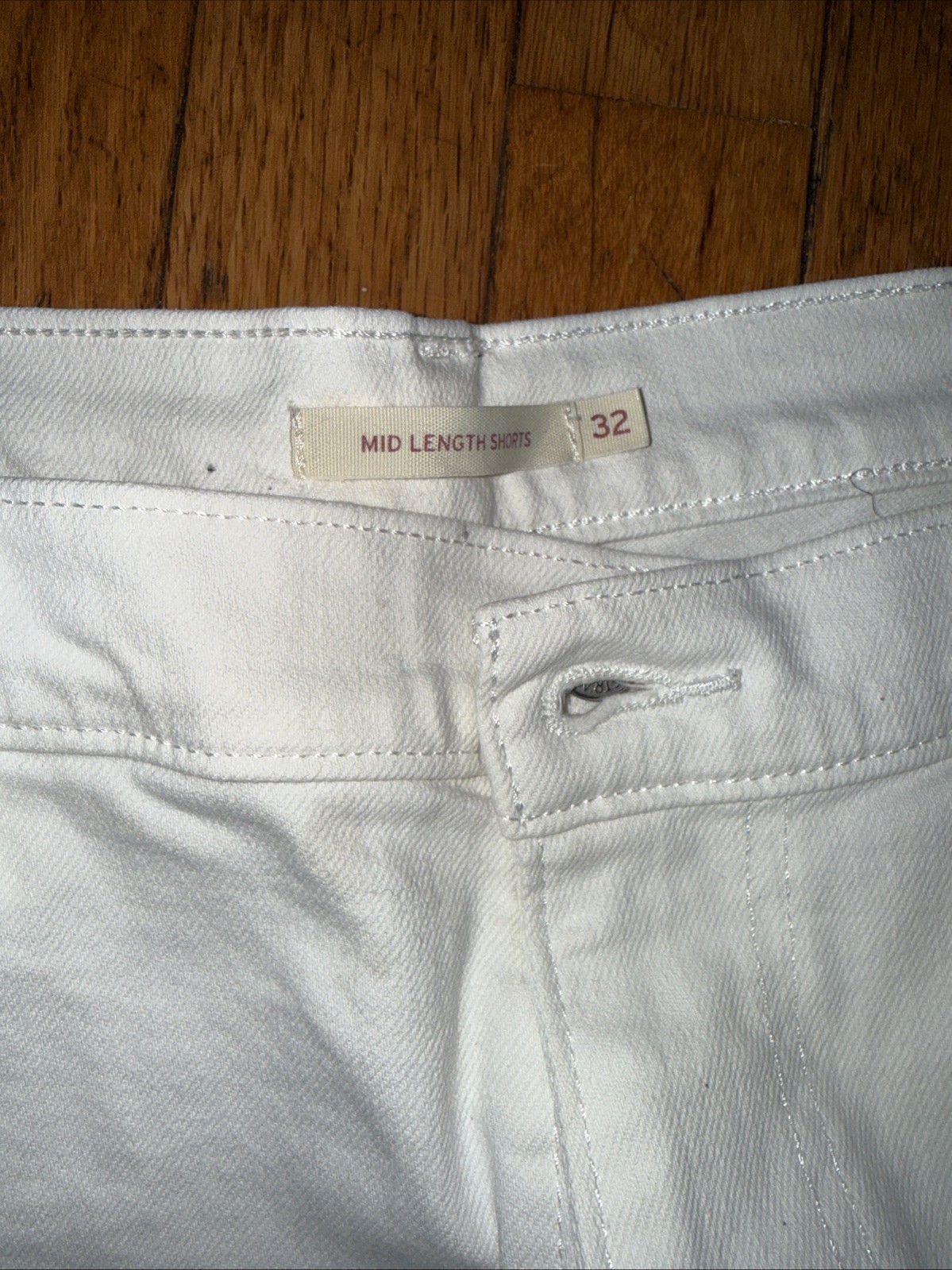 Levi Strauss Womens Shorts Size Mid Rise Mid Length Denim White Size 32 New
