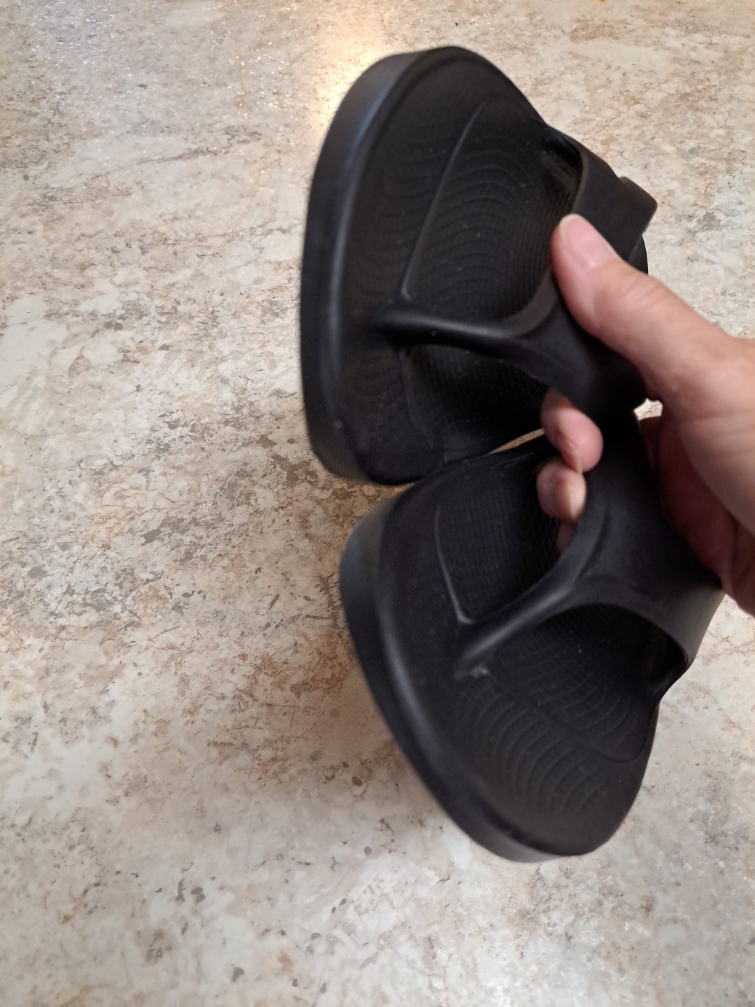 Oofos Thong Sandals Black W 8 MALE 6 Excellent Condition Returns Accepted