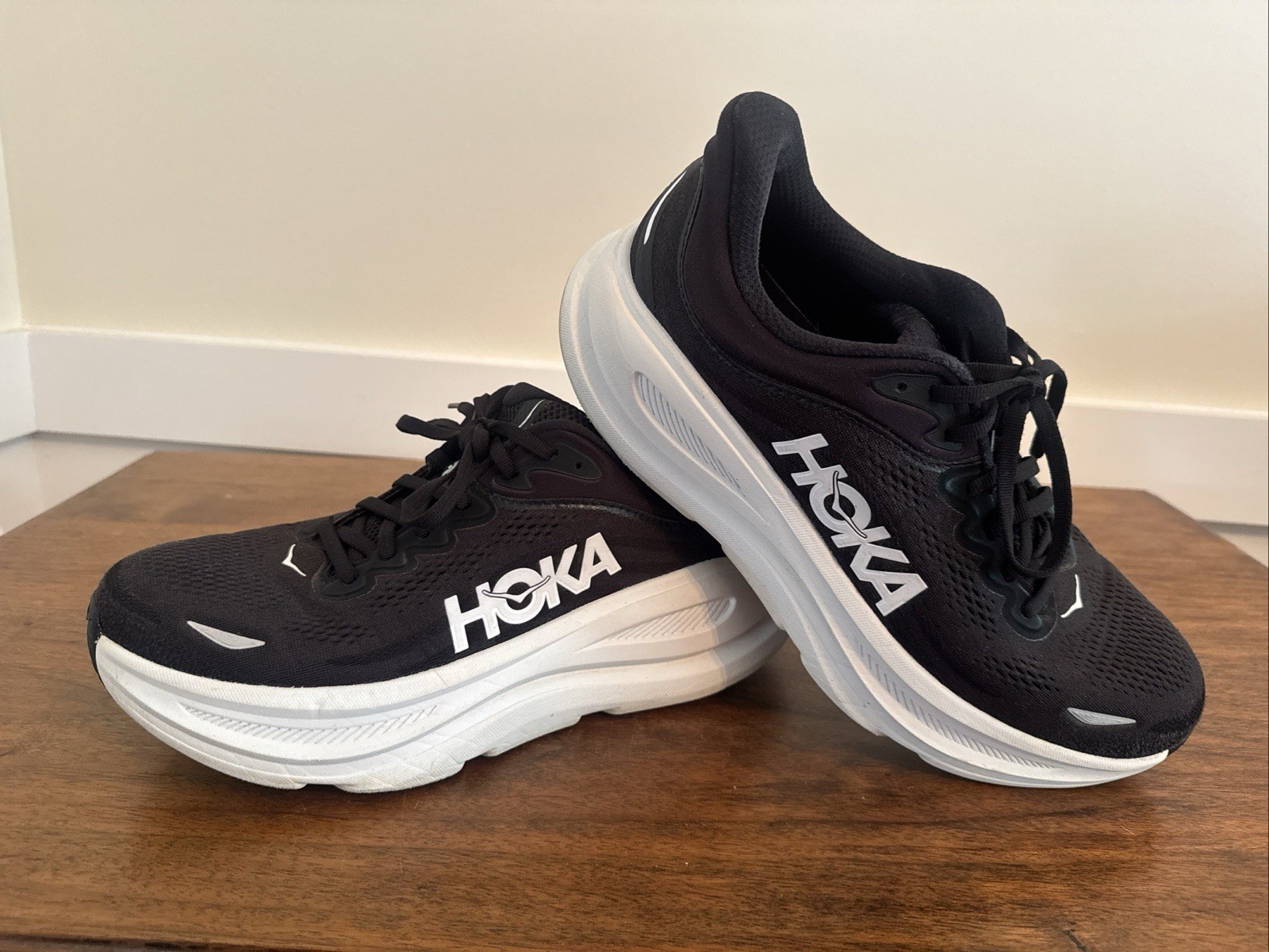 Hoka One One Bondi 9 BWHT White Black Running Shoes Sneakers Women’s Size 11B